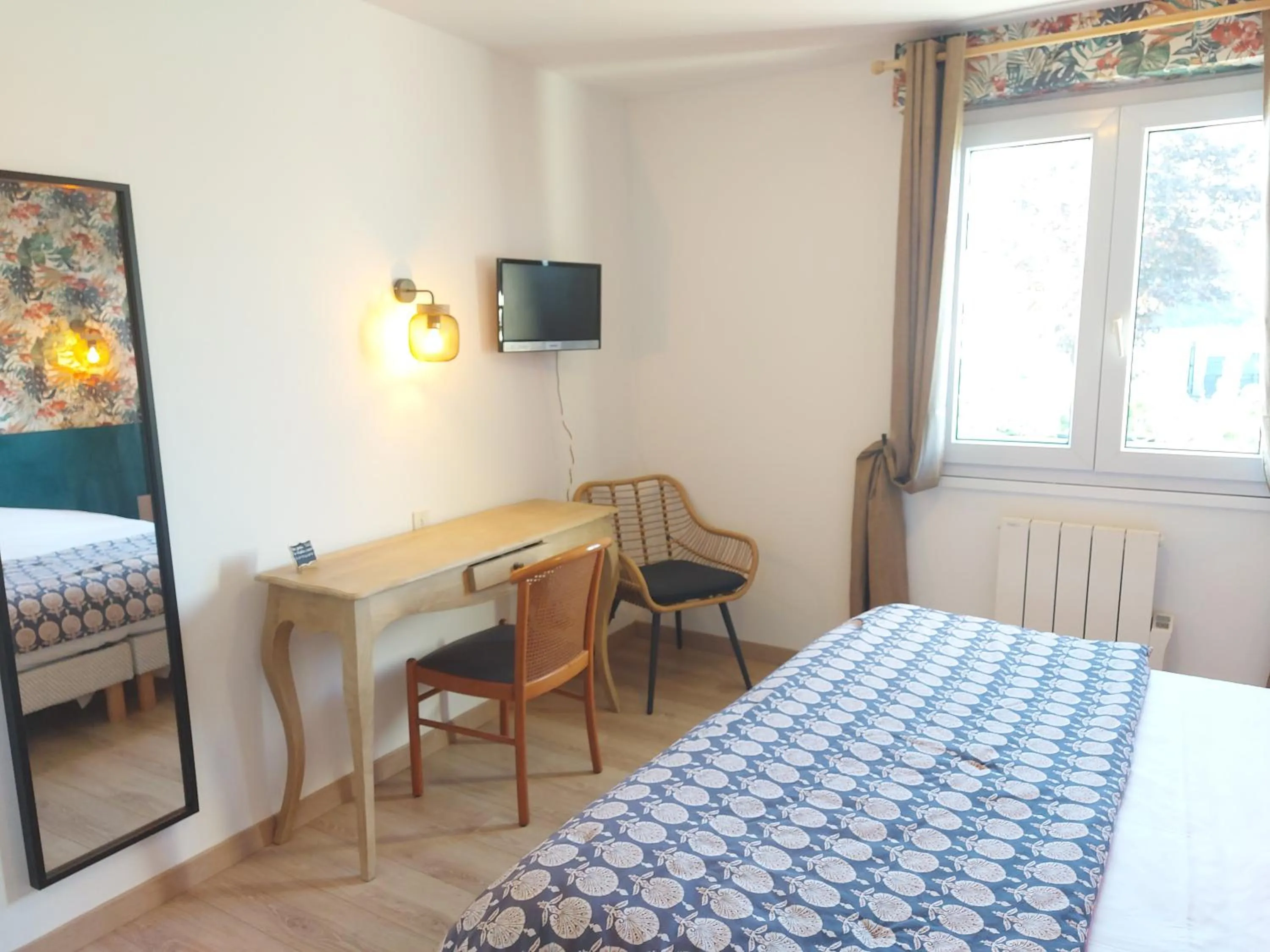 Photo of the whole room, Bed in Logis Hôtel Vannes Nord Le Clos Des Hortensias