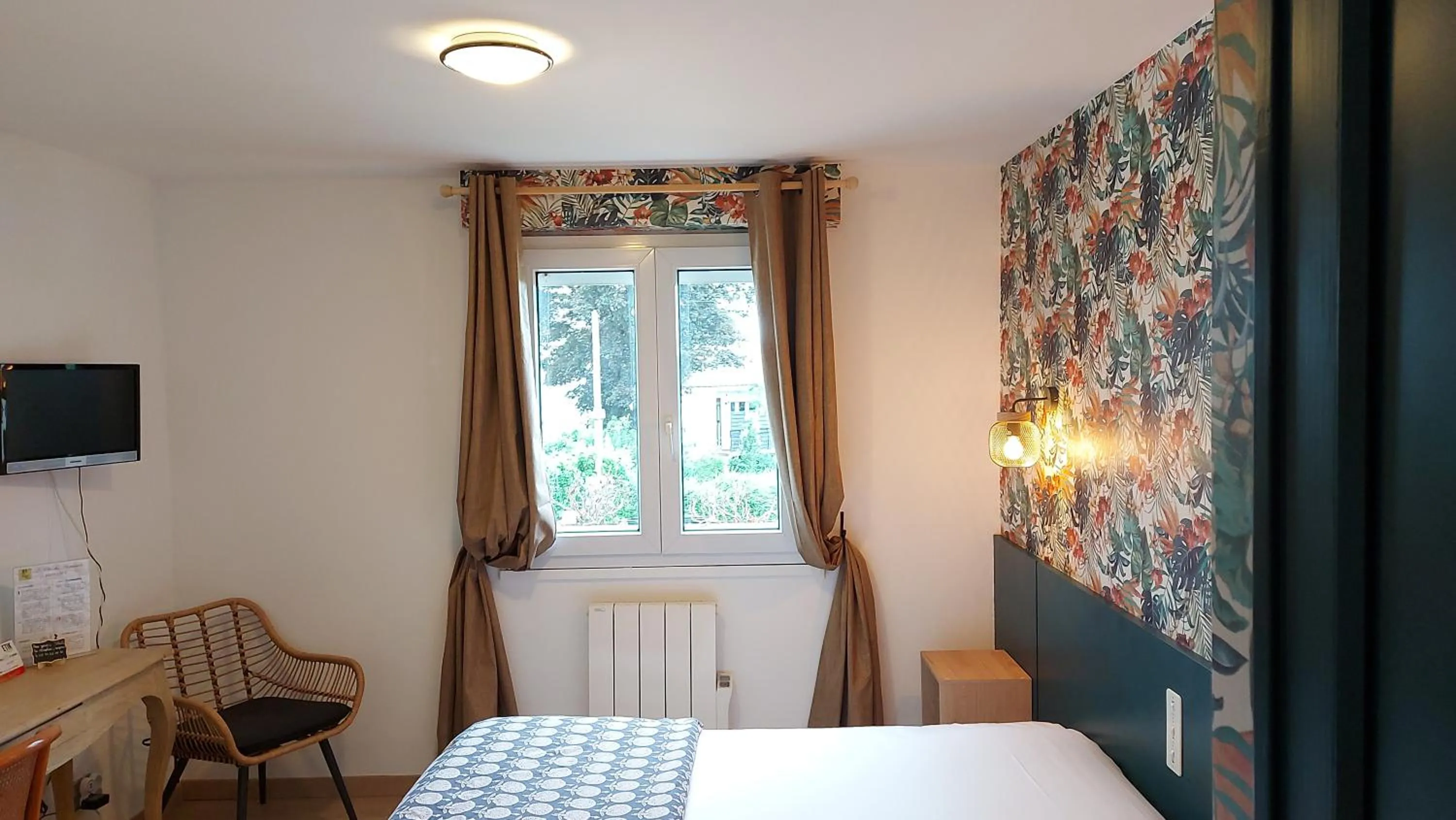 Bed in Logis Hôtel Vannes Nord Le Clos Des Hortensias