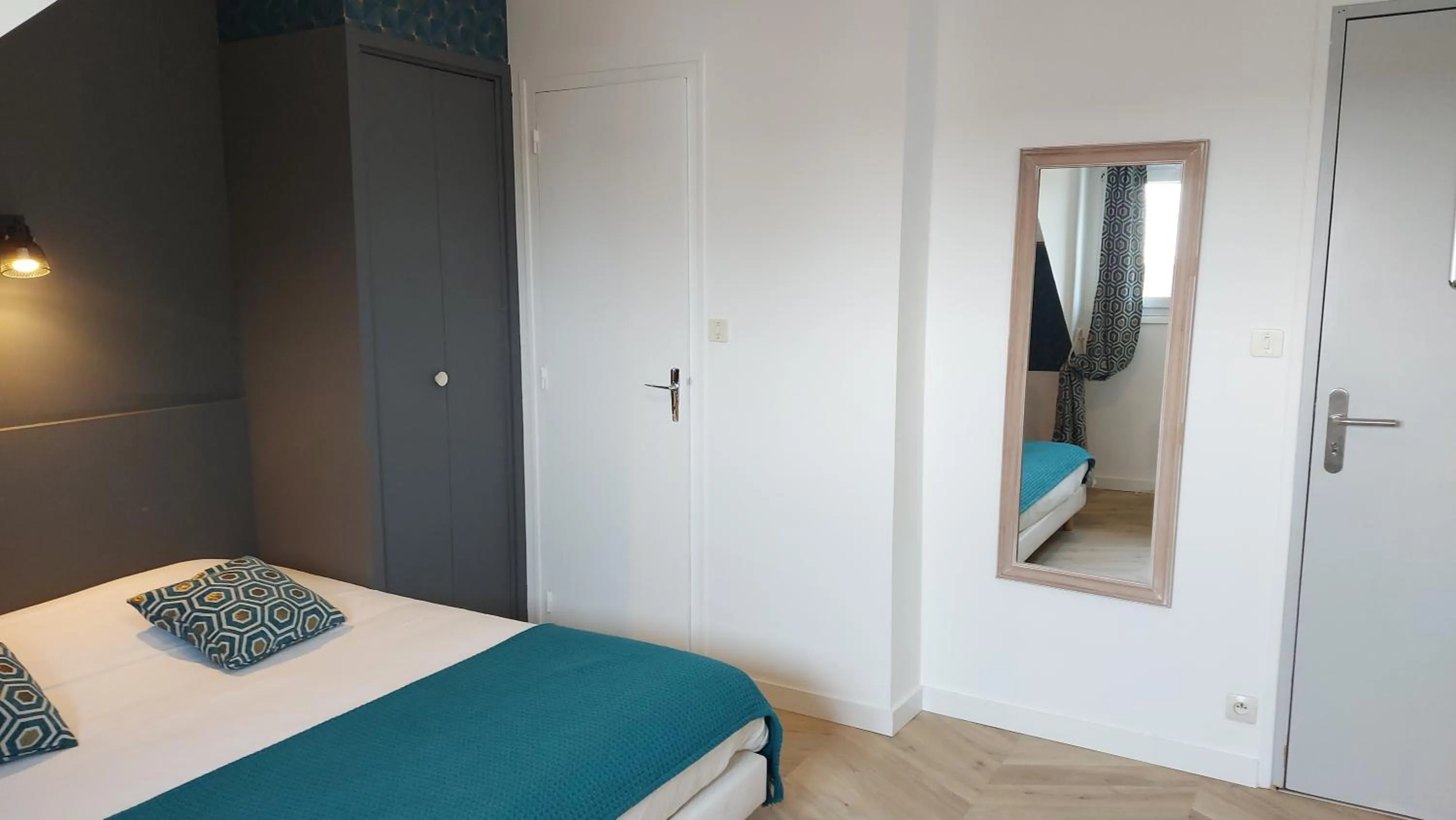 Bed in Logis Hôtel Vannes Nord Le Clos Des Hortensias