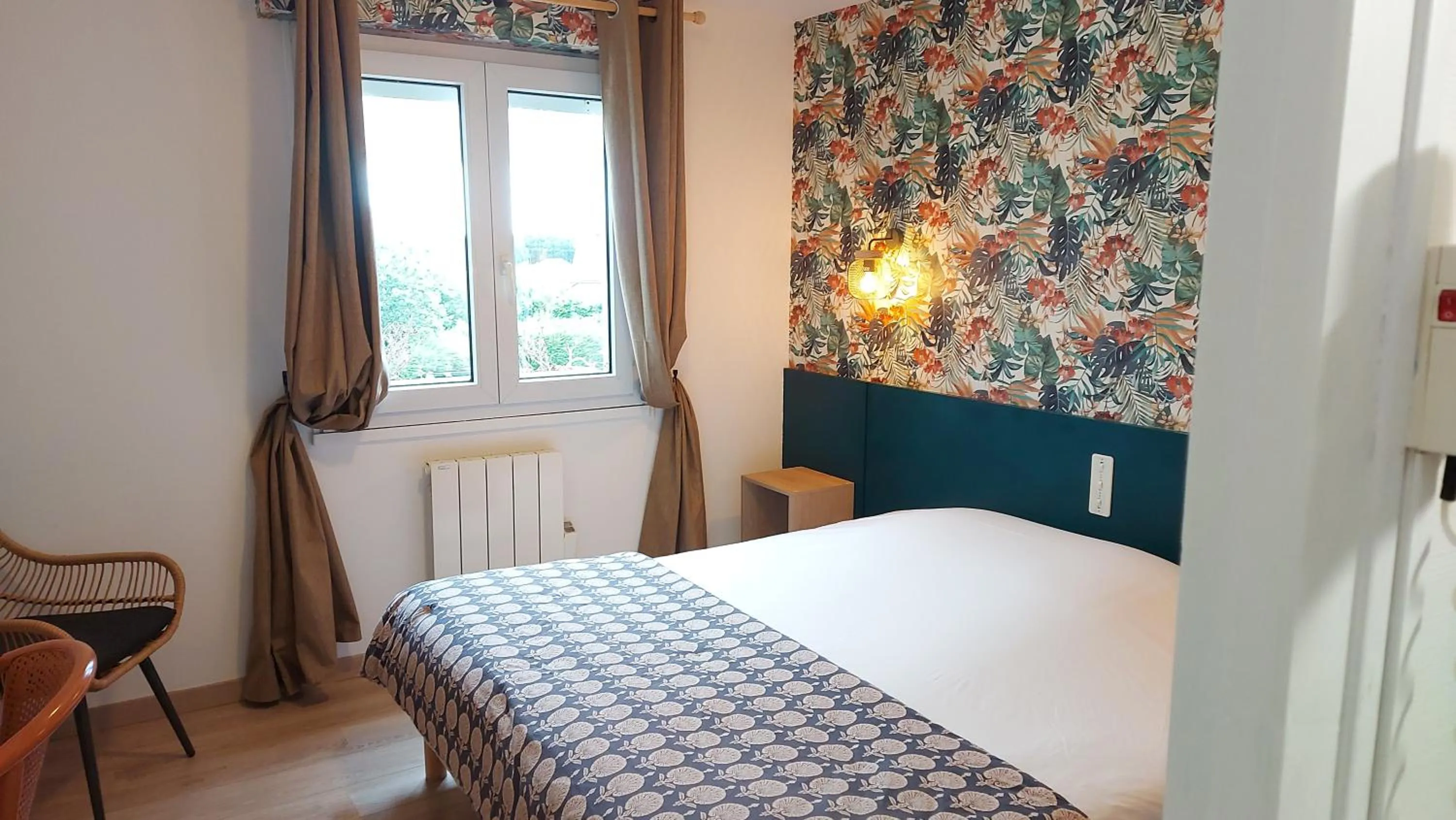 Bed in Logis Hôtel Vannes Nord Le Clos Des Hortensias