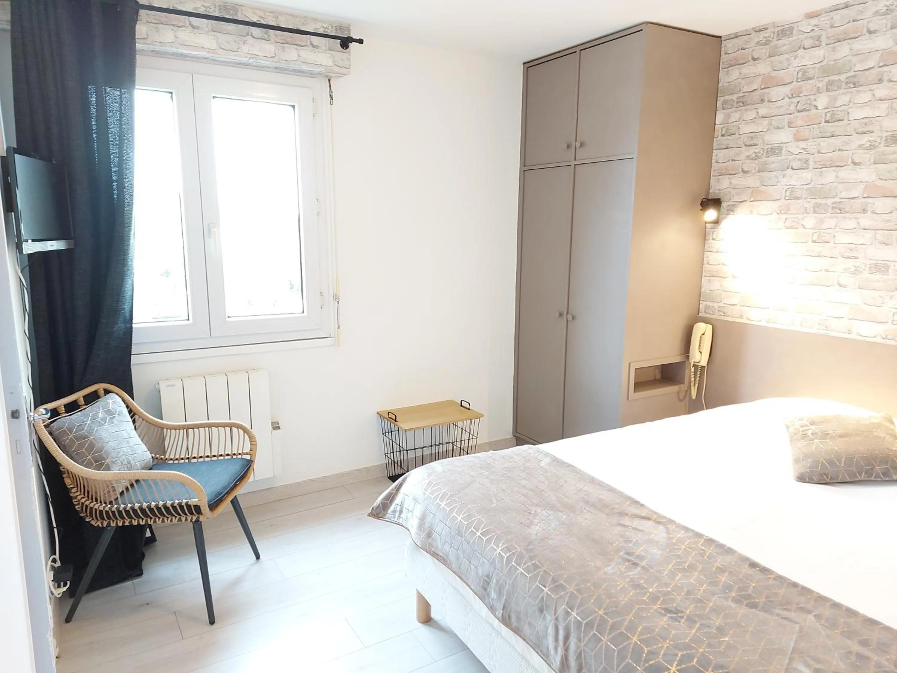 Bedroom, Bed in Logis Hôtel Vannes Nord Le Clos Des Hortensias