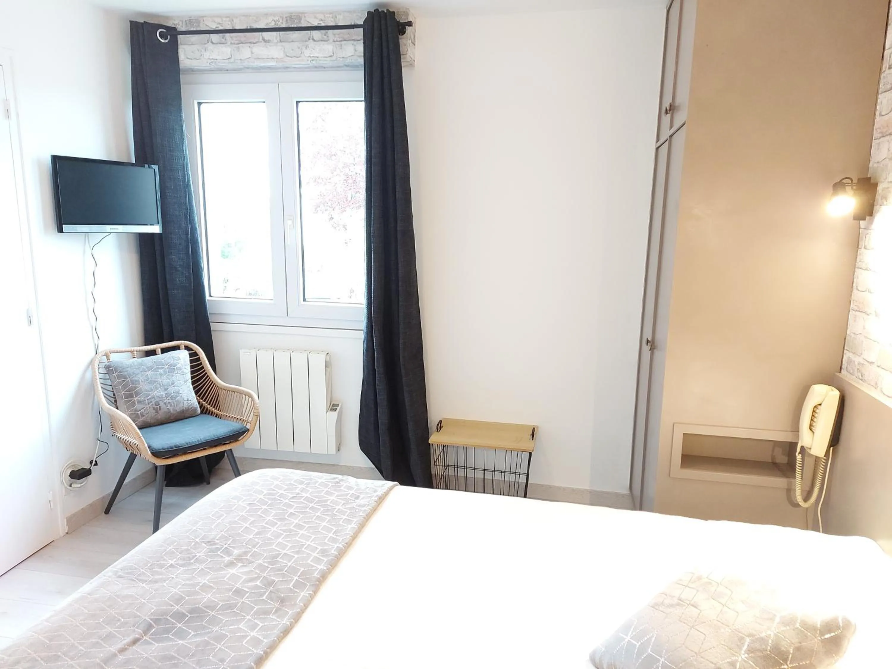 Photo of the whole room, Bed in Logis Hôtel Vannes Nord Le Clos Des Hortensias