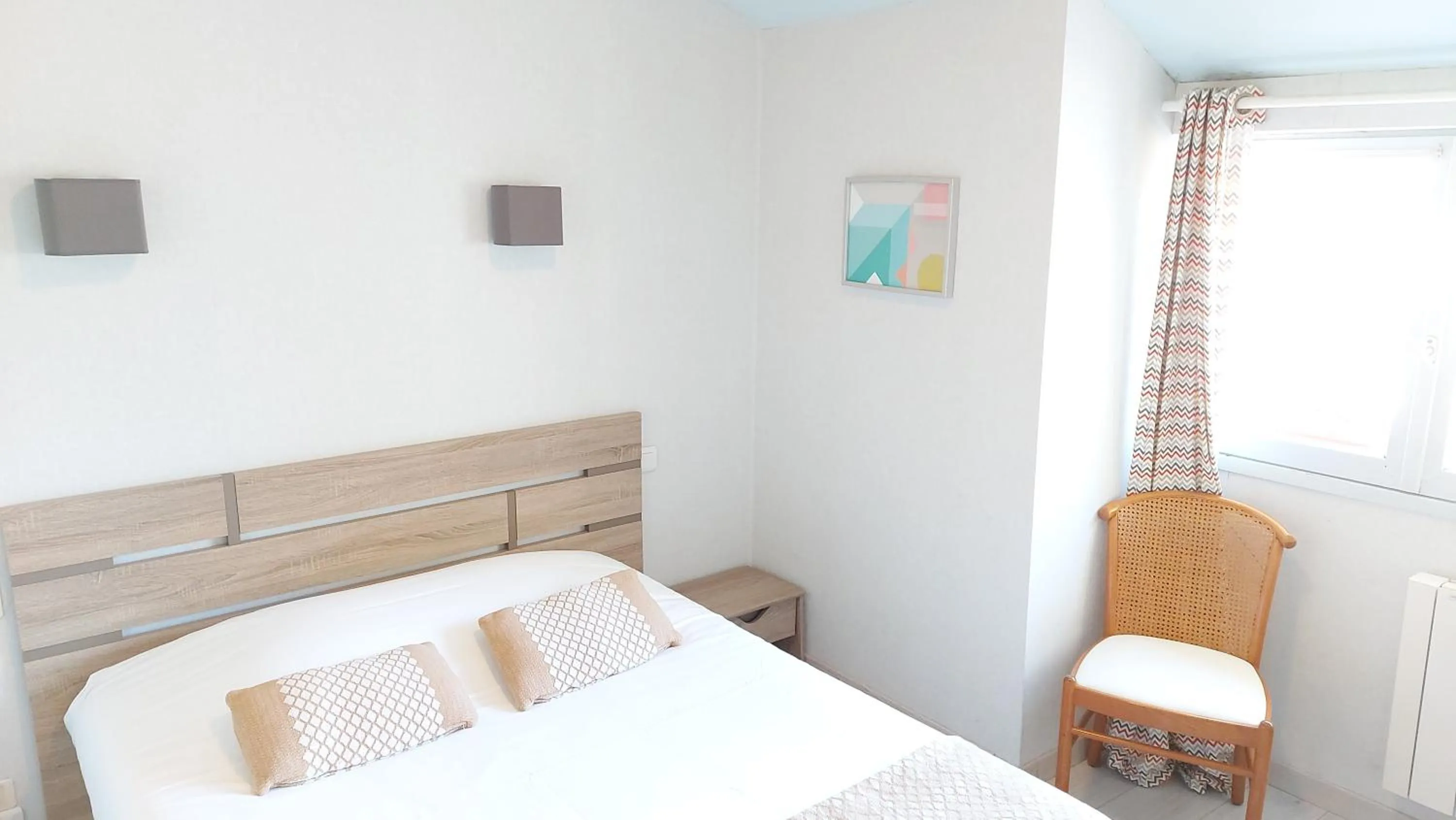 Bed in Logis Hôtel Vannes Nord Le Clos Des Hortensias