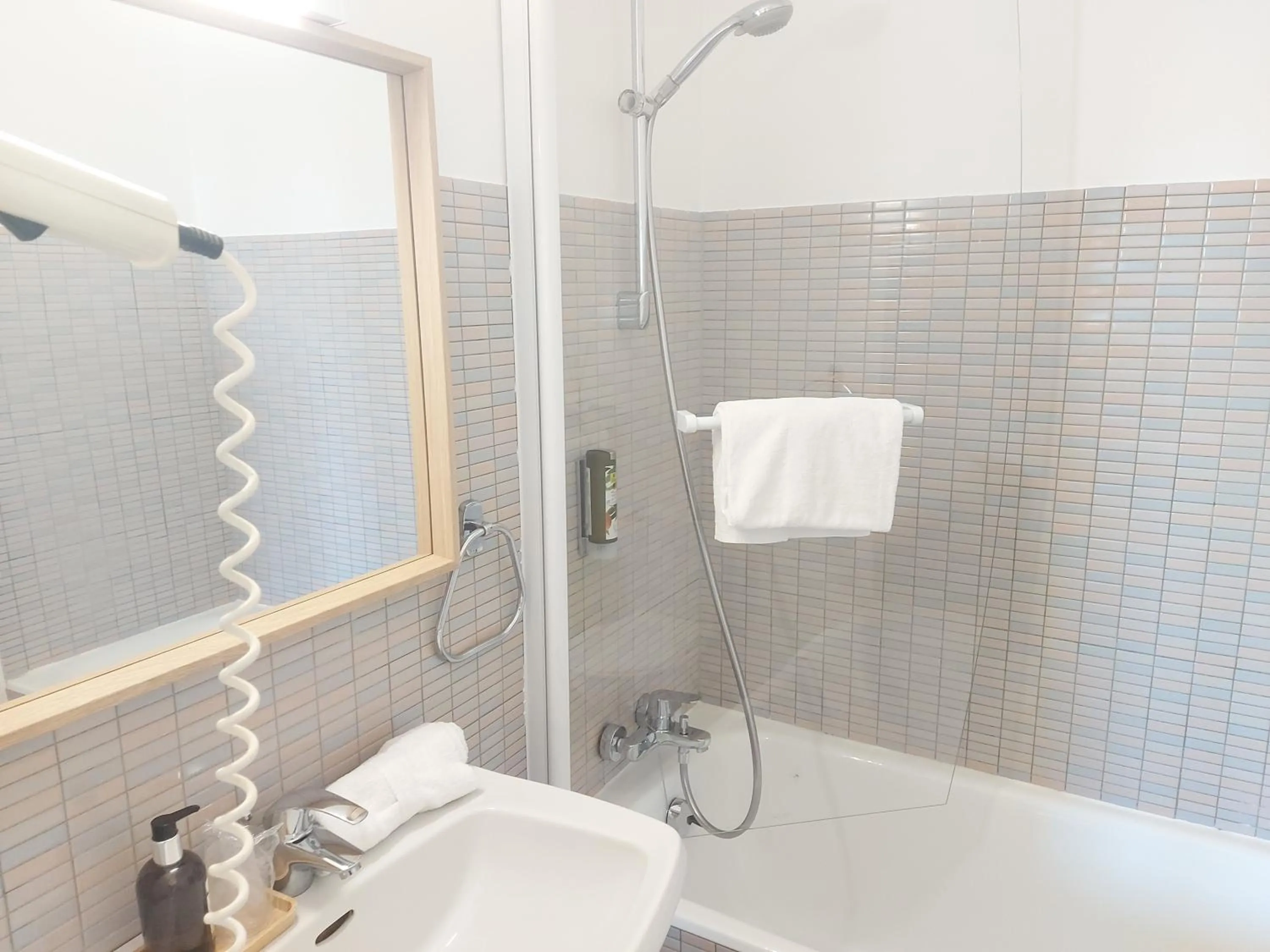 Bathroom in Logis Hôtel Vannes Nord Le Clos Des Hortensias