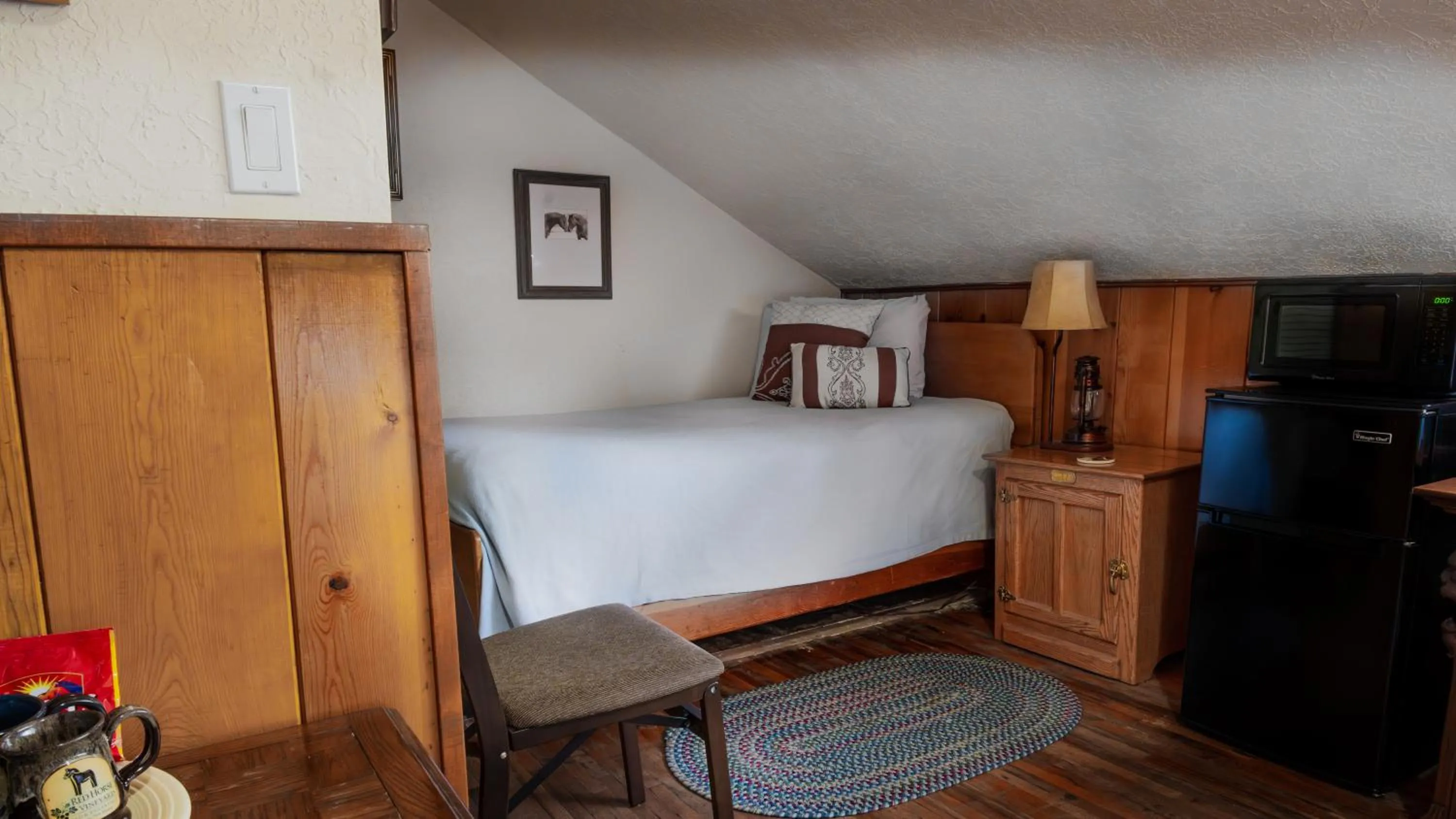 Bed in Red Horse Bed and Breakfast