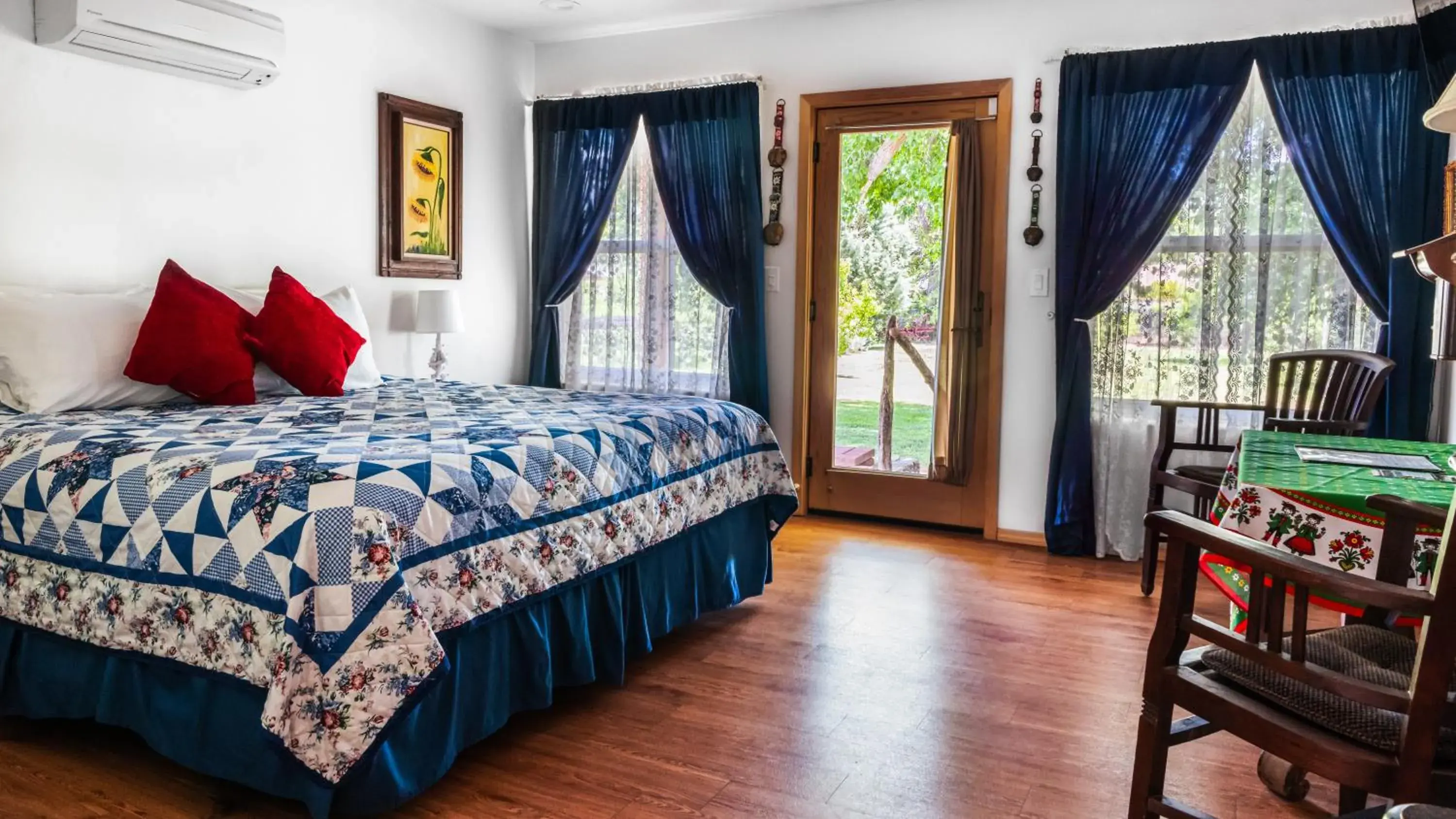 King Room with Roll-In Shower - Disability Access/Pet-Friendly in Red Horse Bed and Breakfast King Room with Roll-In Shower - Disability Access/Pet-Friendly in Red Horse Bed and Breakfast