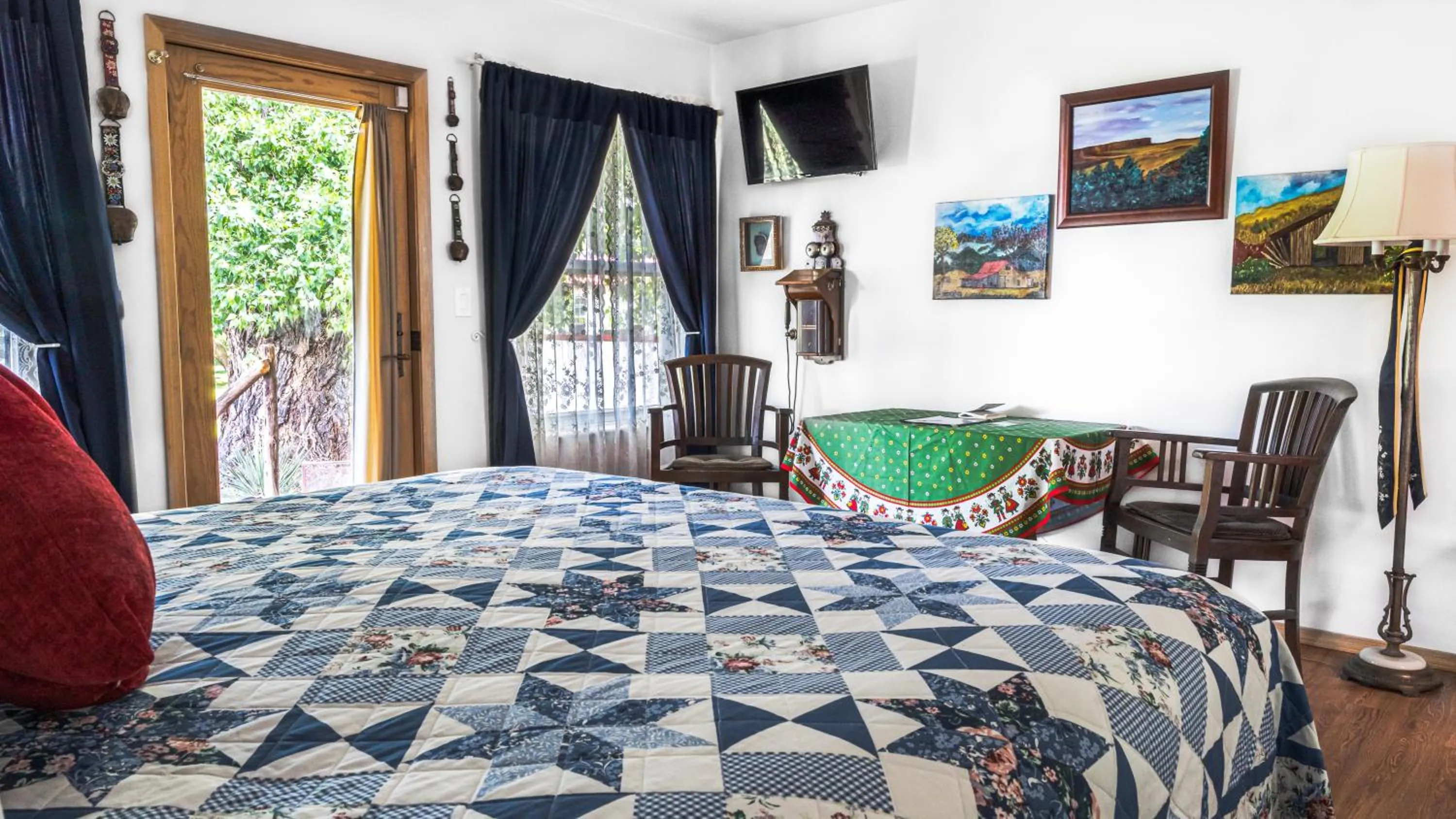 Bed in Red Horse Bed and Breakfast