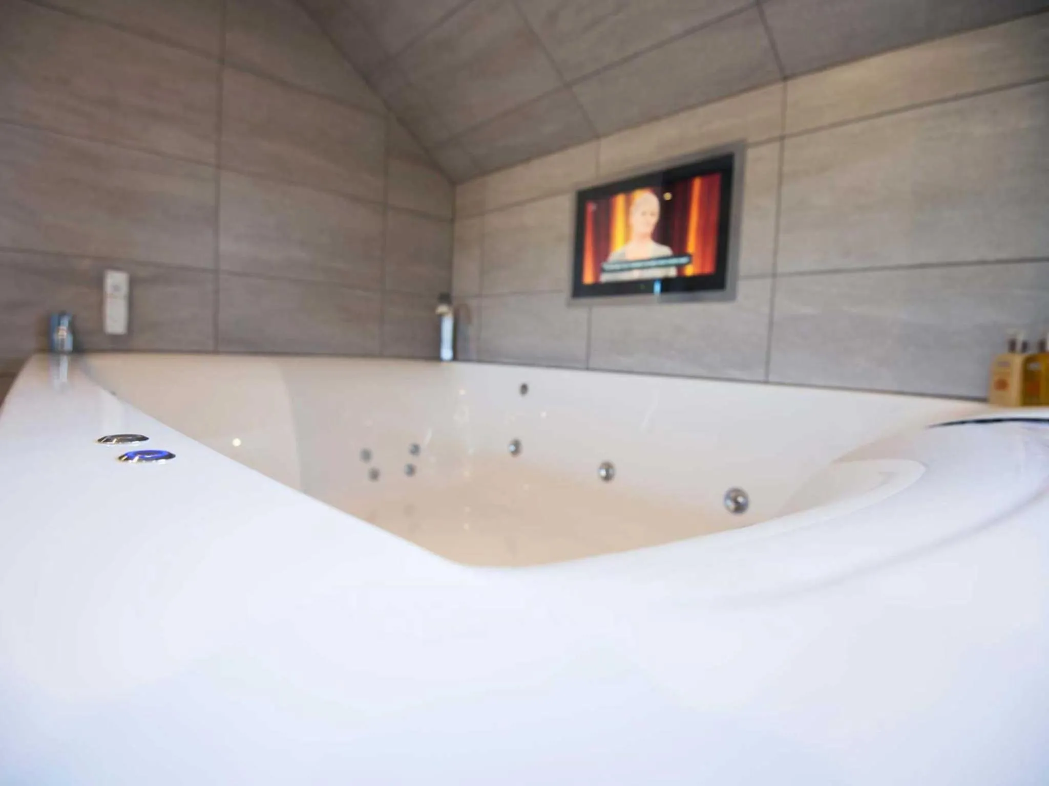 Hot Tub in The Waterside Hotel