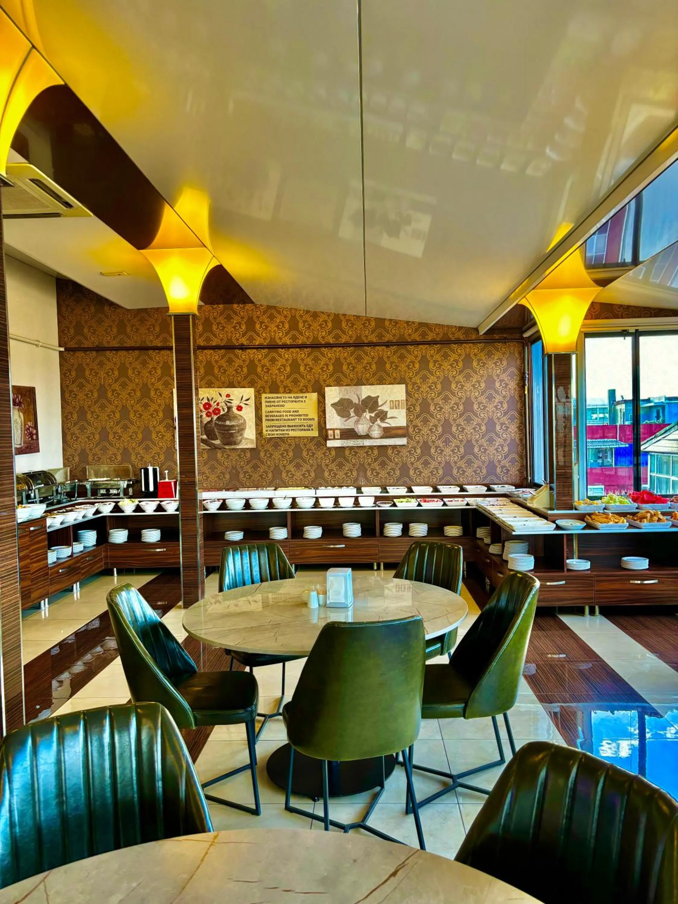 Restaurant/places to eat in Gold Hotel