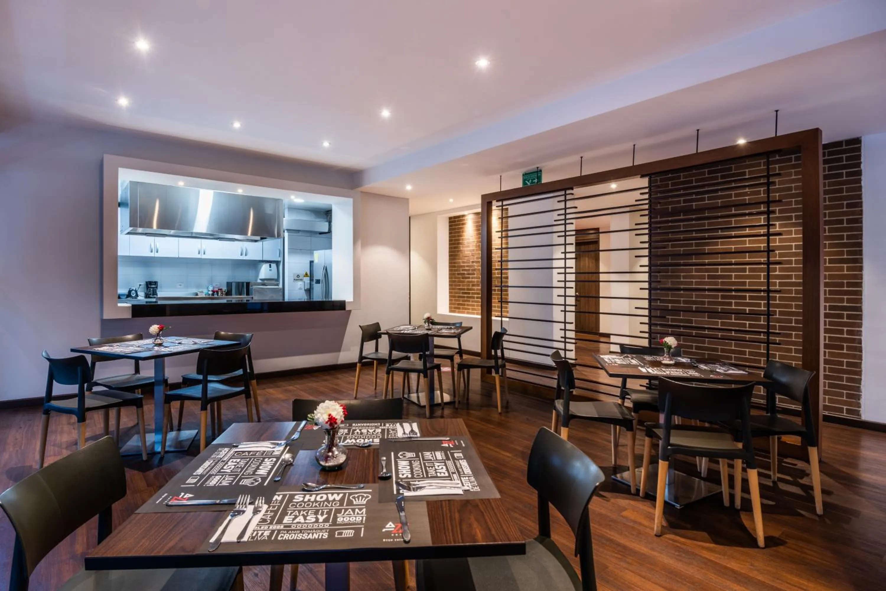 Restaurant/places to eat in AZ Hotel