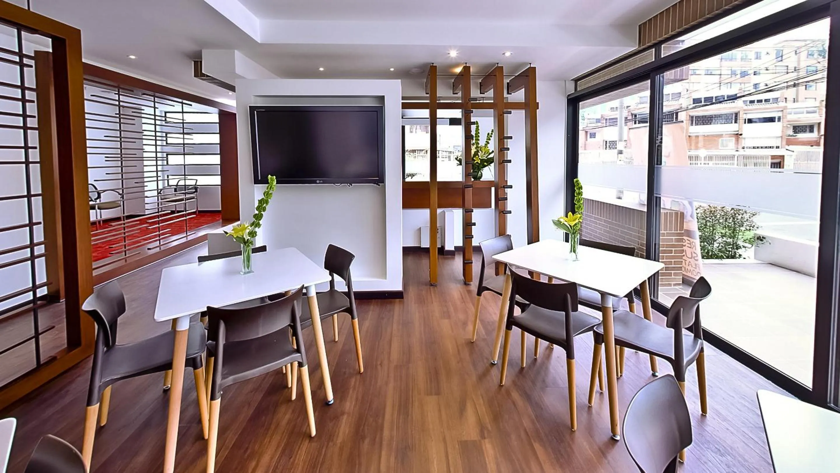 Restaurant/places to eat in AZ Hotel