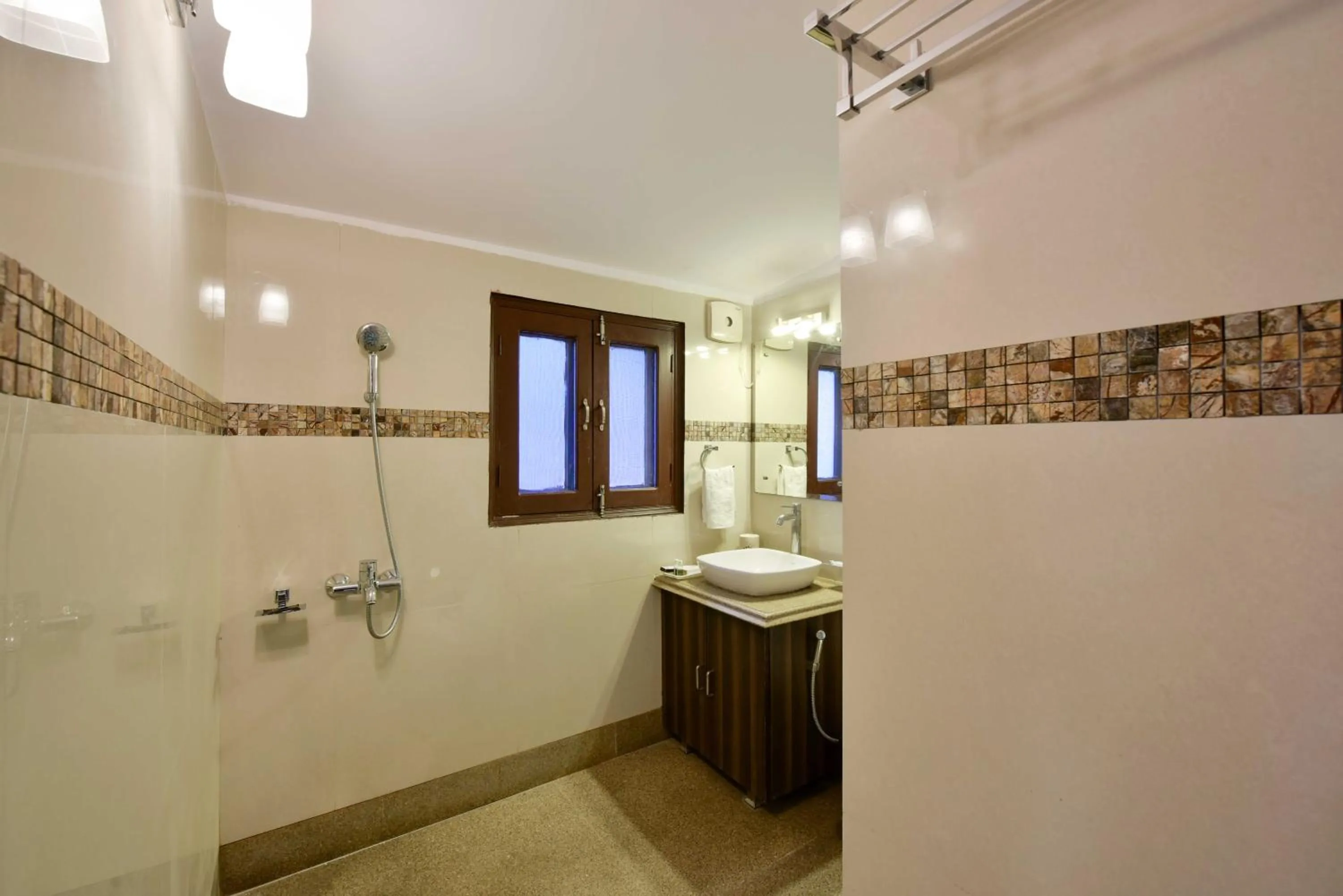 Shower in Zostel Homes Mashobra (Shimla)