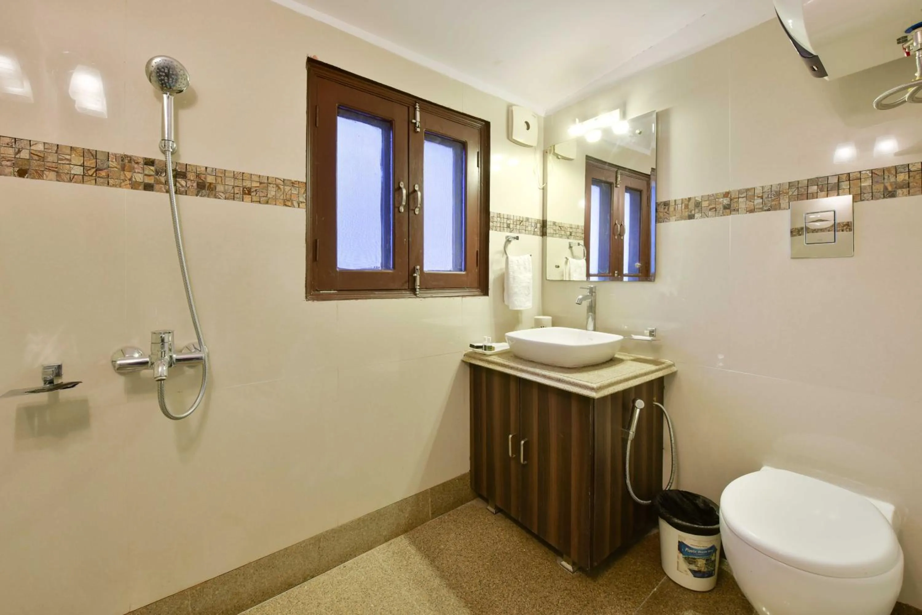 Shower in Zostel Homes Mashobra (Shimla)