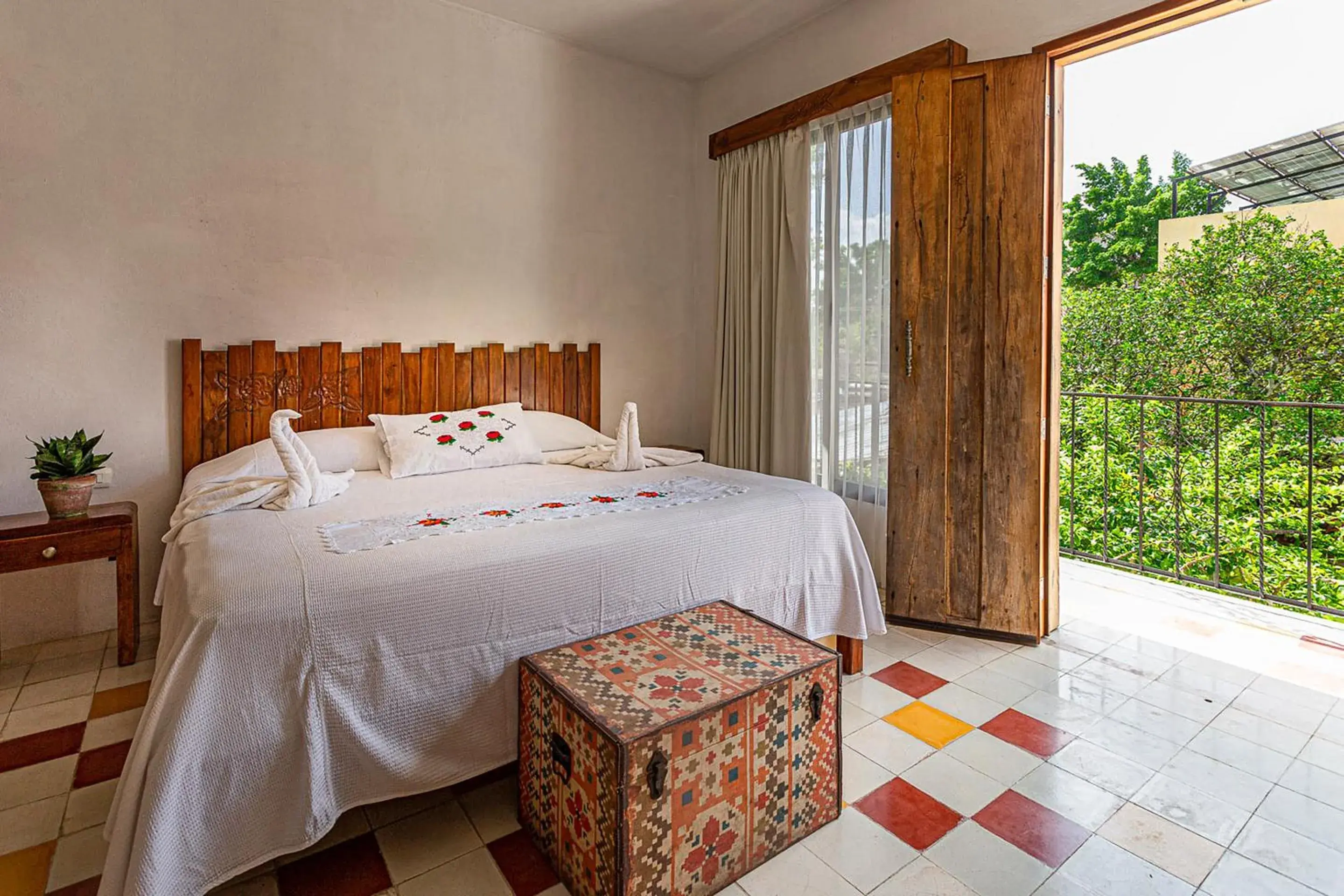 Deluxe Suite with Pool View in Hotel Casa Hipil Deluxe Suite with Pool View in Hotel Casa Hipil