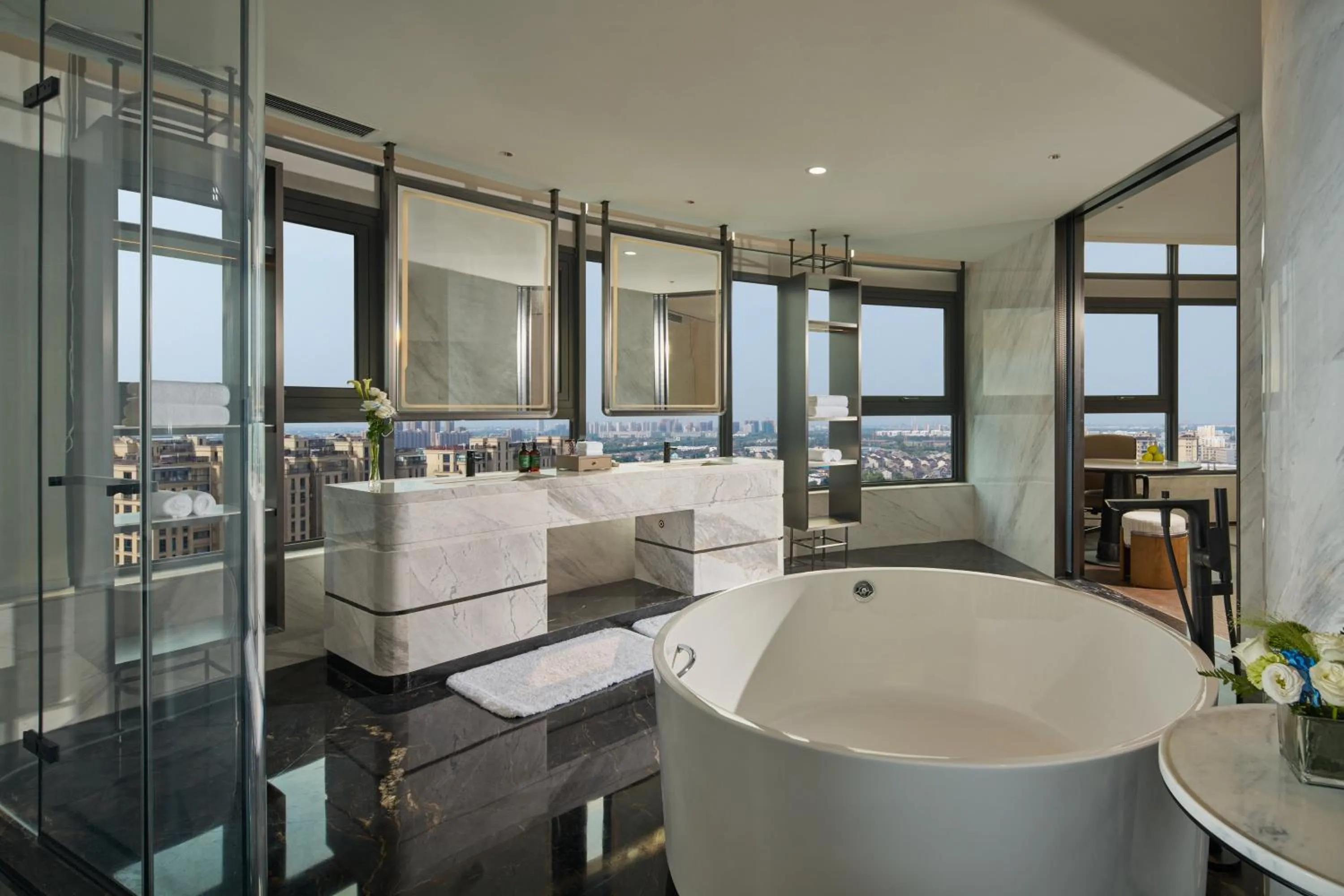 Bathroom, Bed in Crowne Plaza Taixing