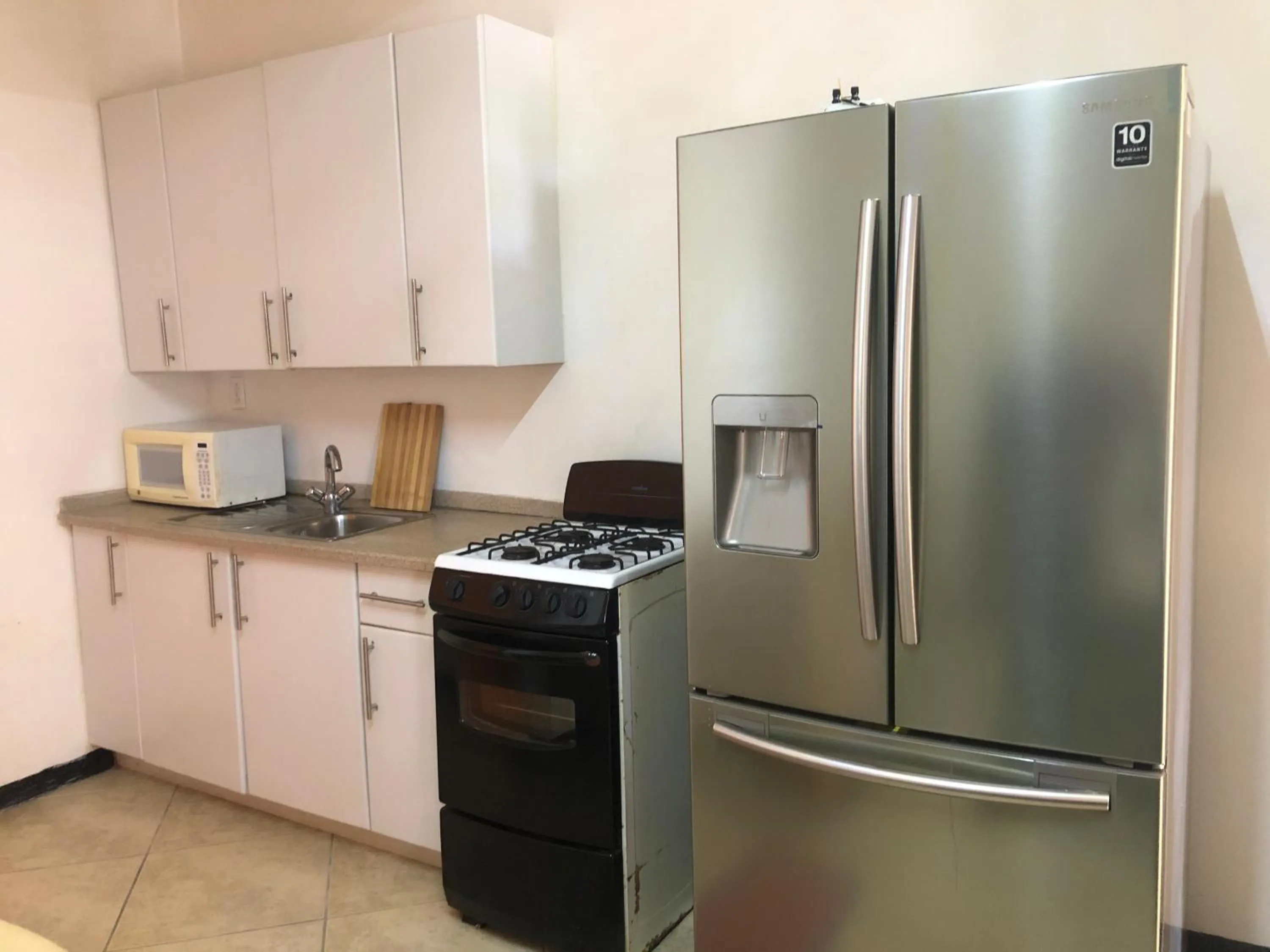 Kitchen or kitchenette in Hotel Bar Restaurant Emergency 911 STO LK GROUP