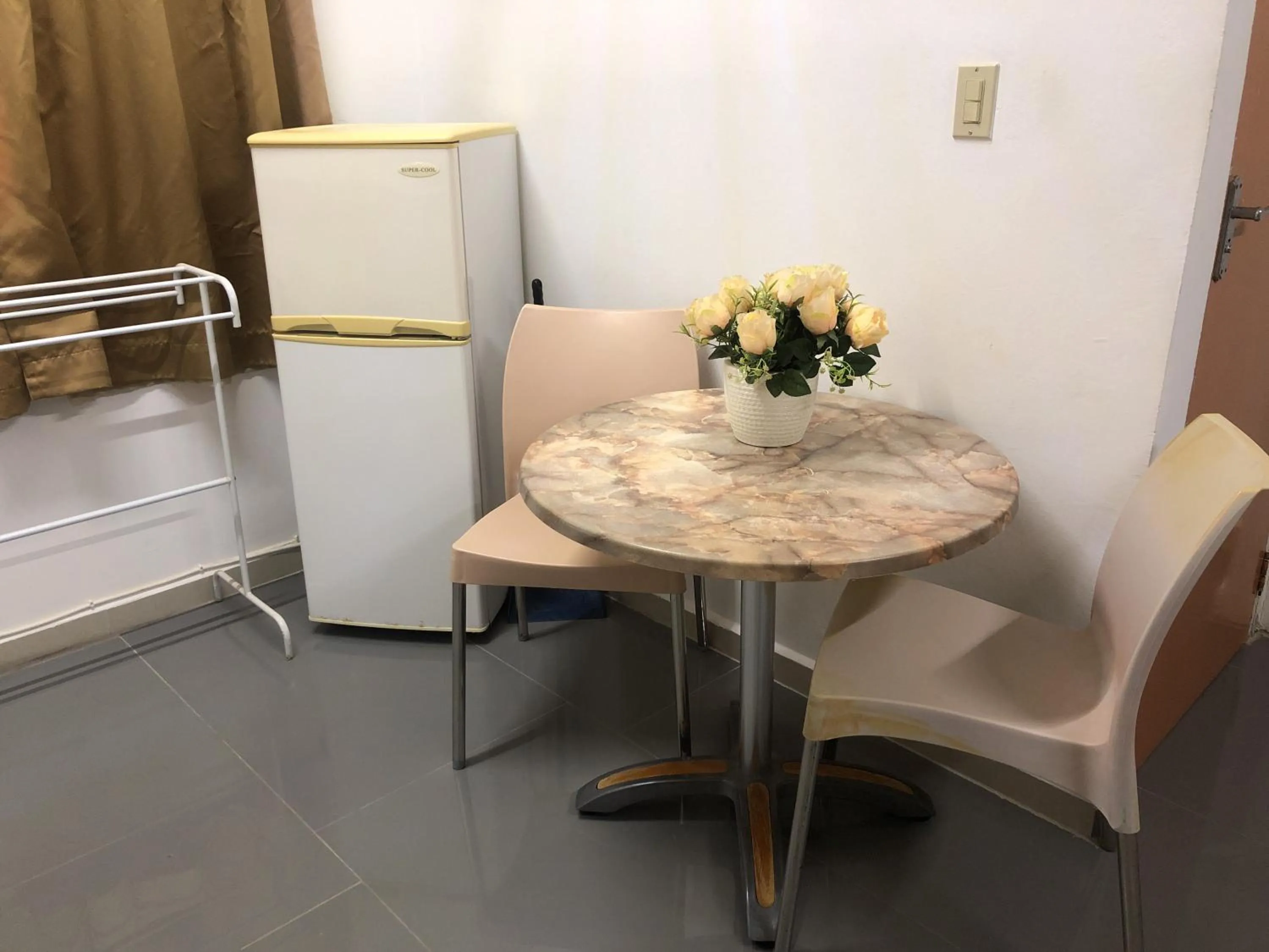 Dining area in Hotel Bar Restaurant Emergency 911 STO LK GROUP