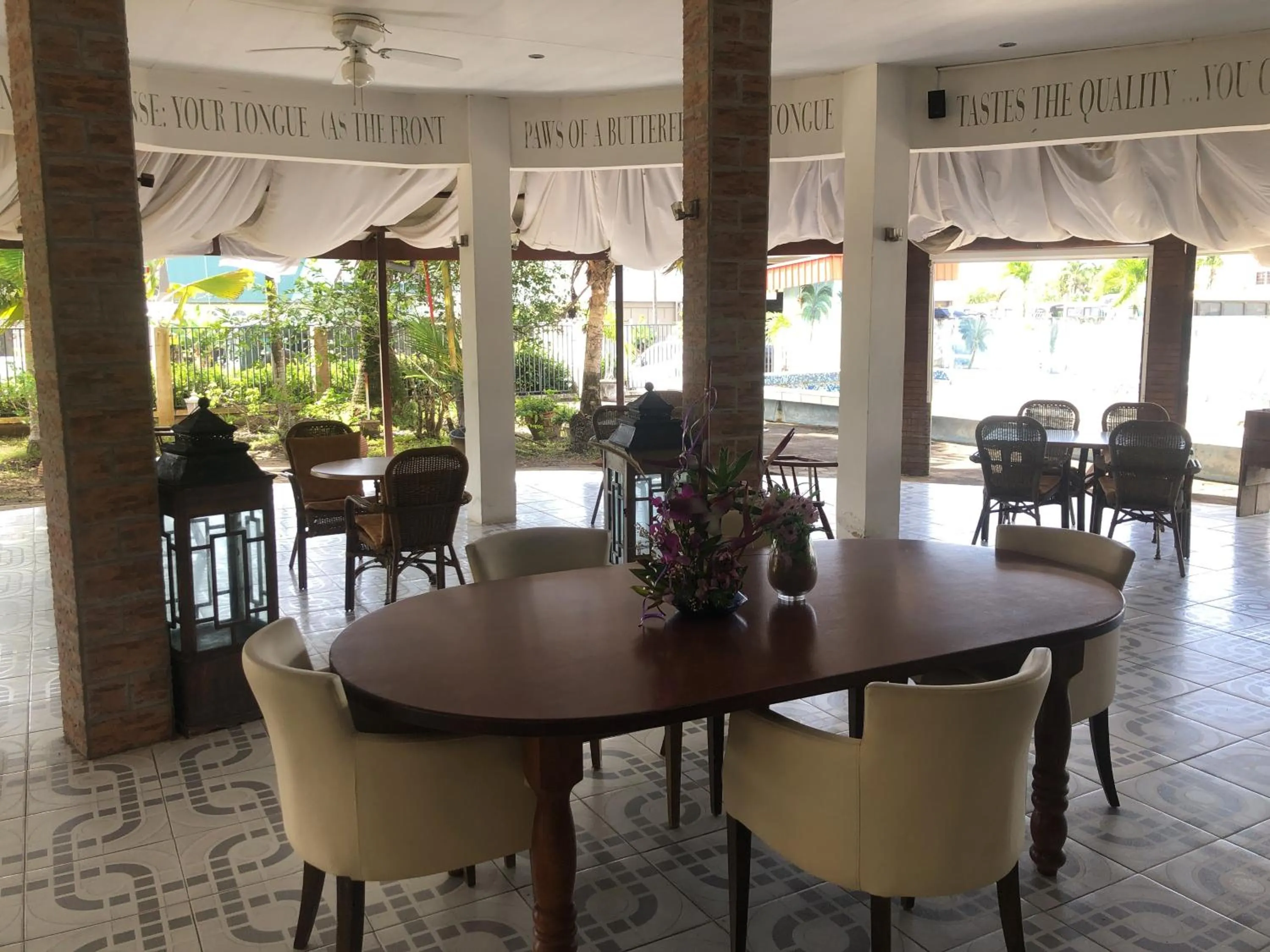 Restaurant/places to eat in Hotel Bar Restaurant Emergency 911 STO LK GROUP