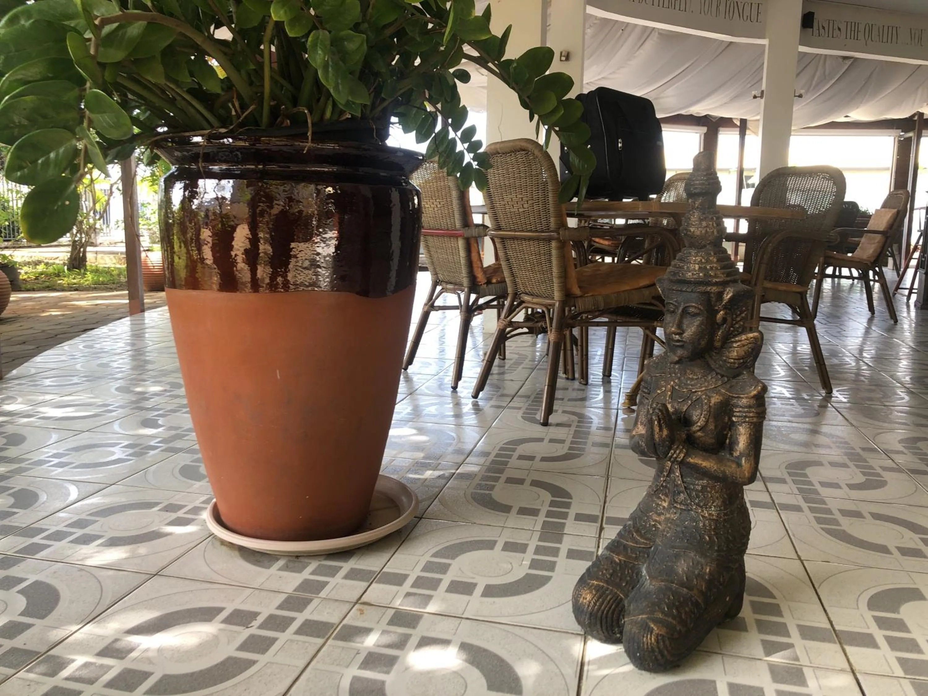 Restaurant/places to eat in Hotel Bar Restaurant Emergency 911 STO LK GROUP