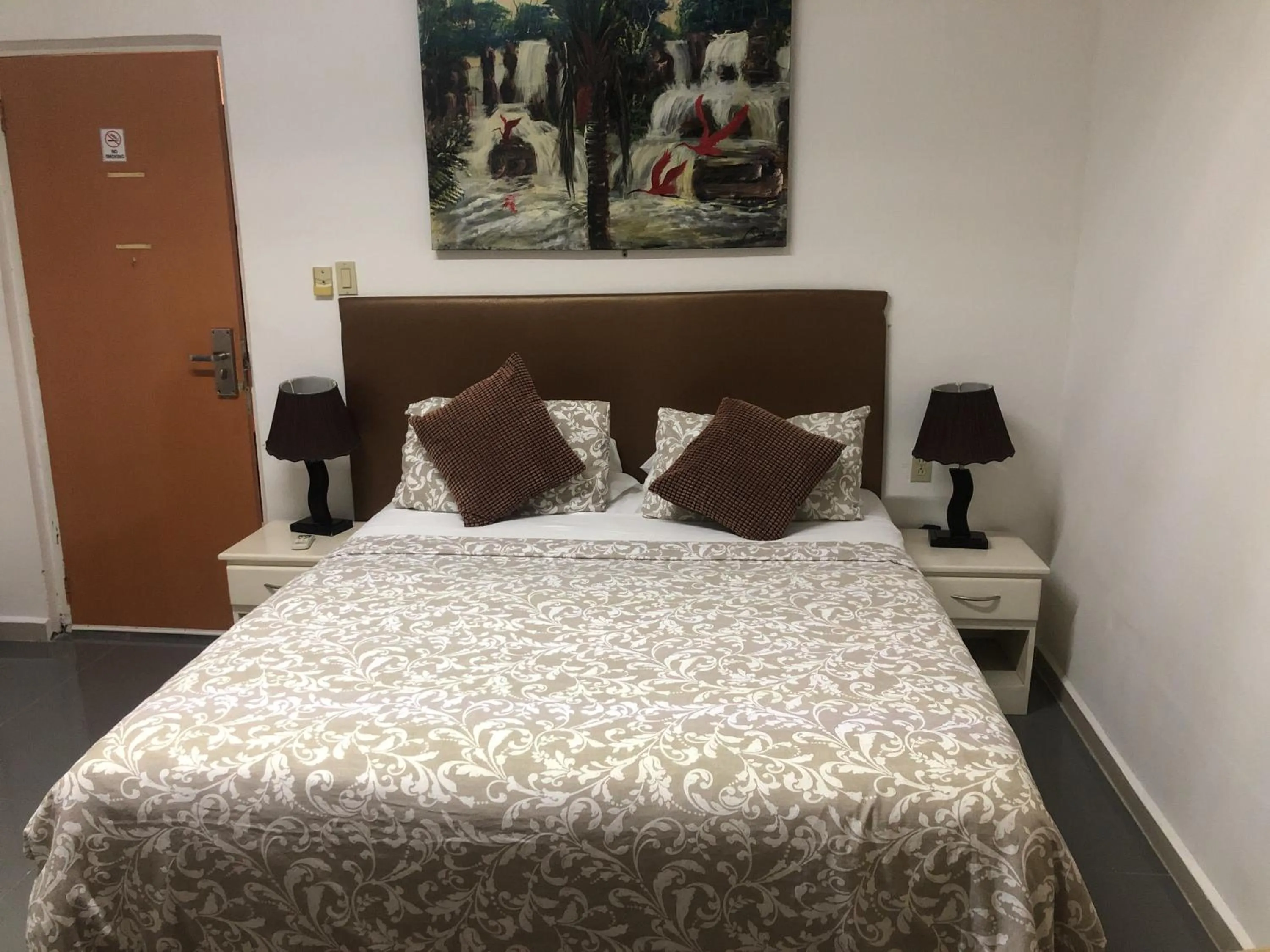 Hotel Bar Restaurant Emergency 911 STO LK GROUP