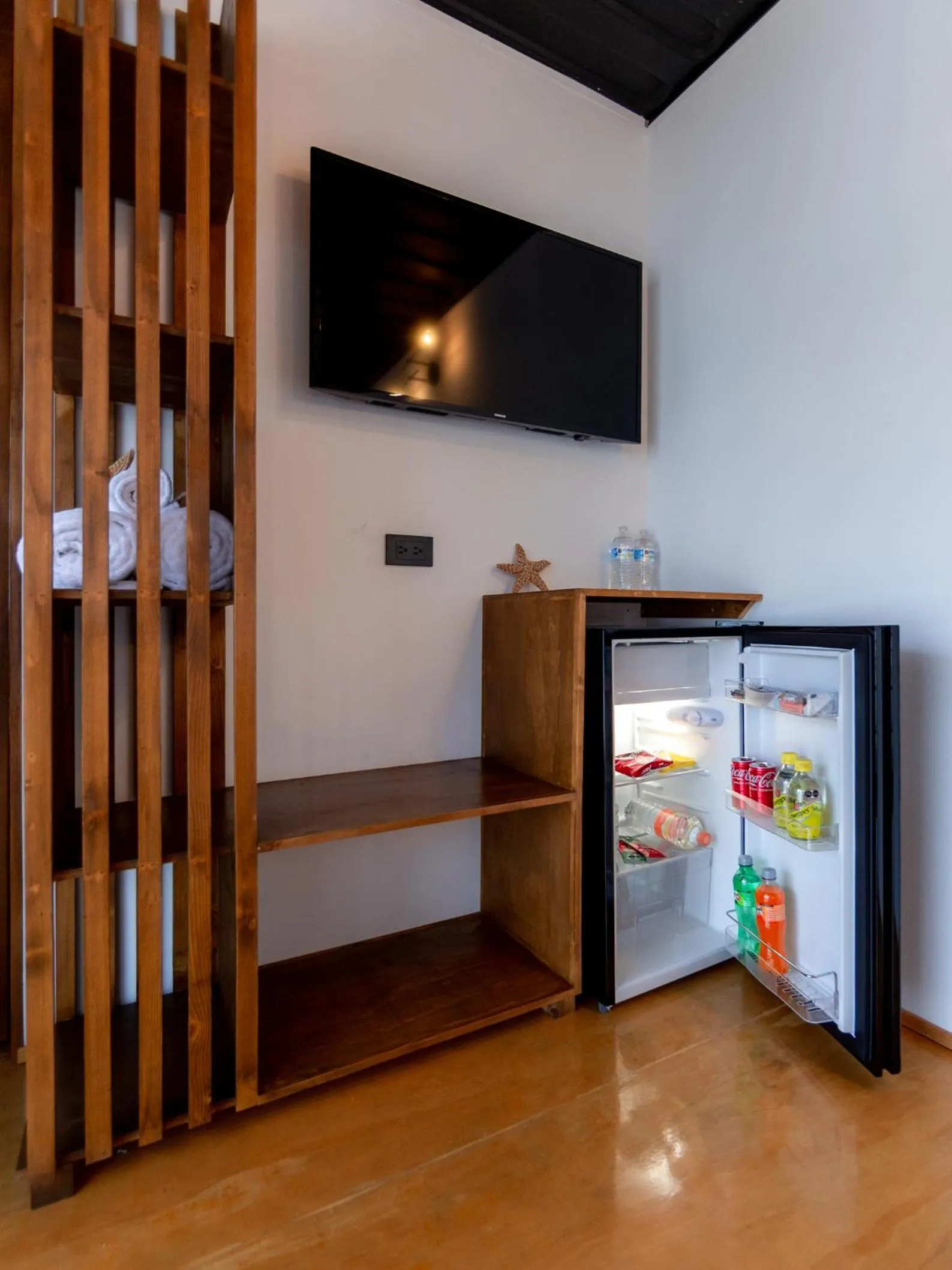 TV and multimedia in InHouse Glamping Hotel La Paz