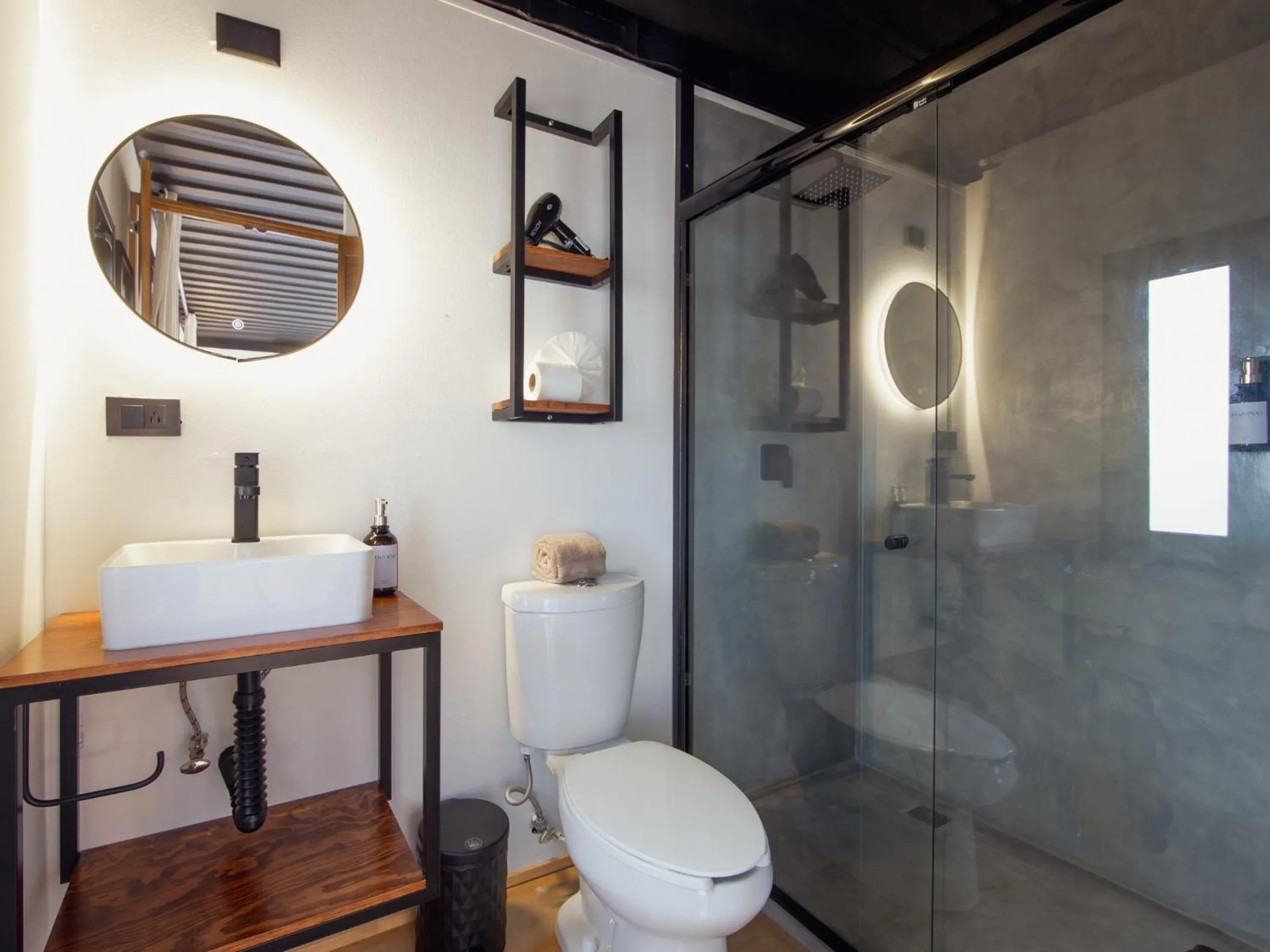 Shower in InHouse Glamping Hotel La Paz