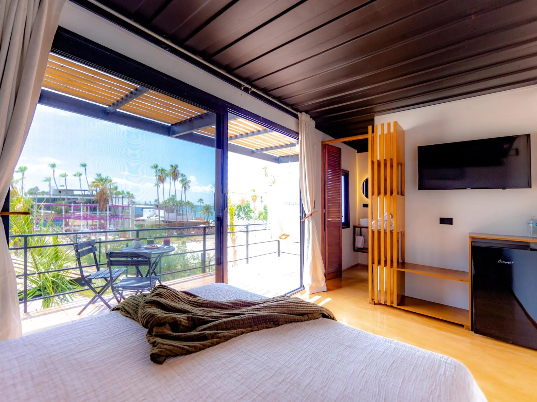 Communal lounge/ TV room, Bed in InHouse Glamping Hotel La Paz