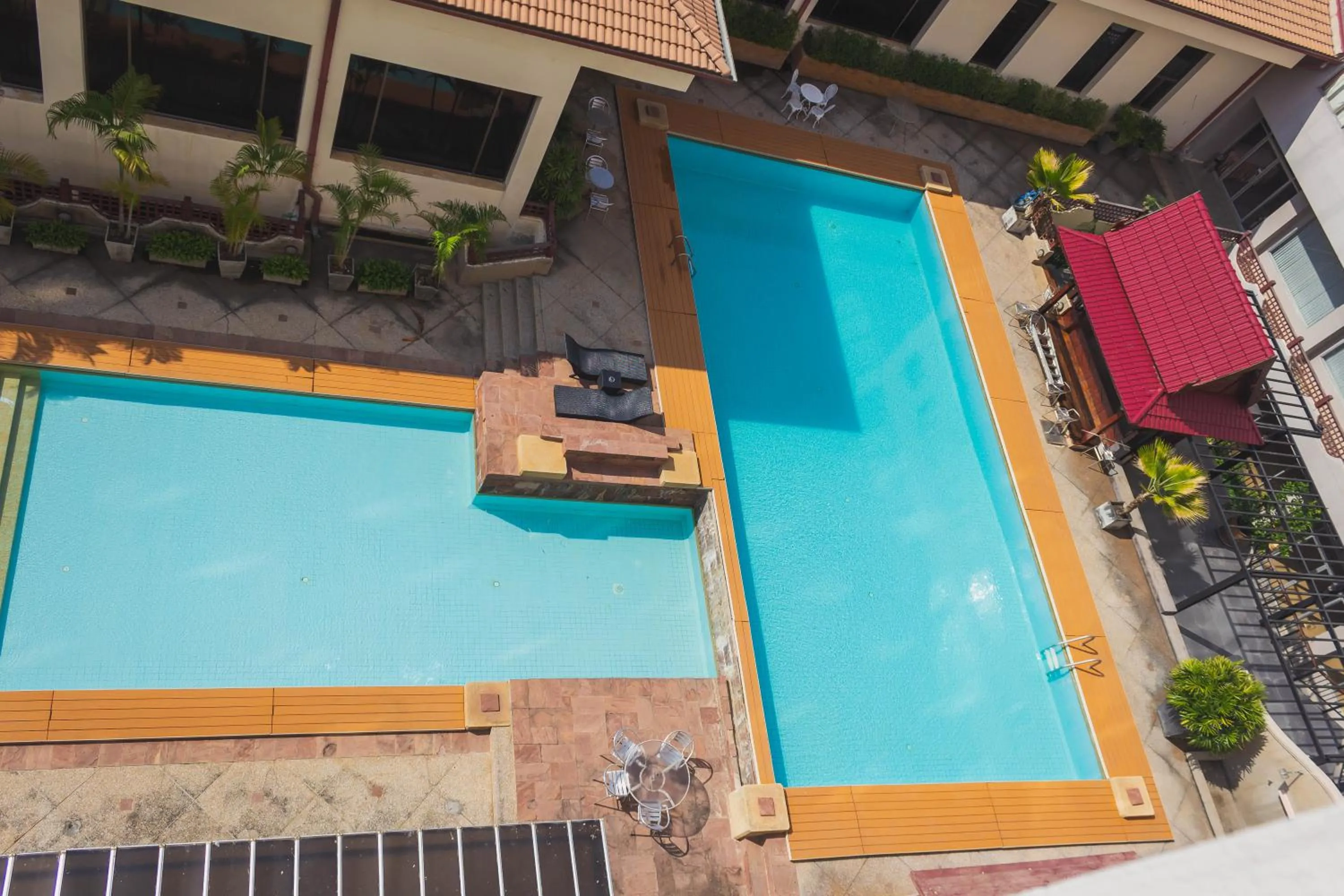 Swimming pool in Songphanburi Hotel