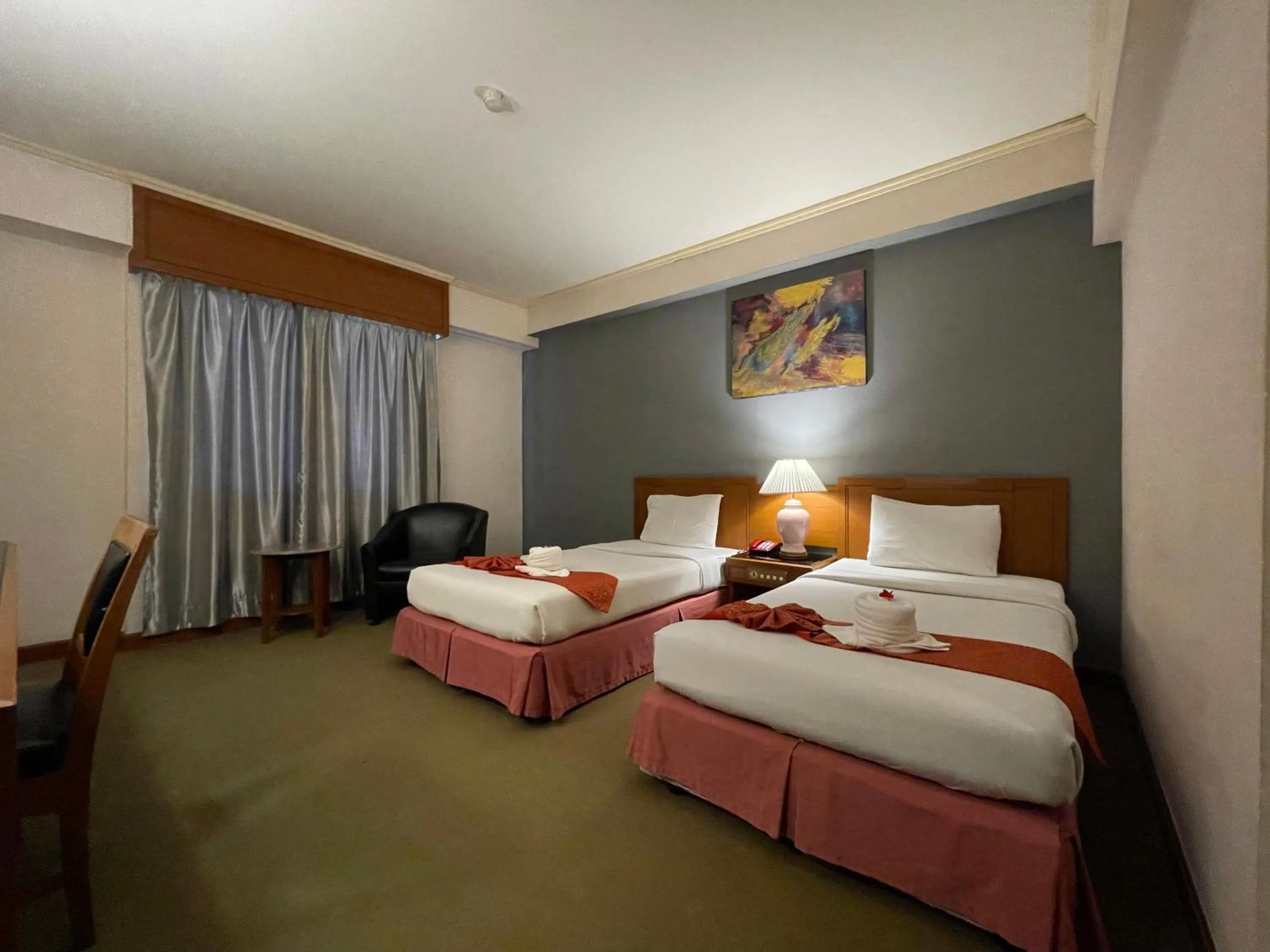 Bedroom, Bed in Songphanburi Hotel