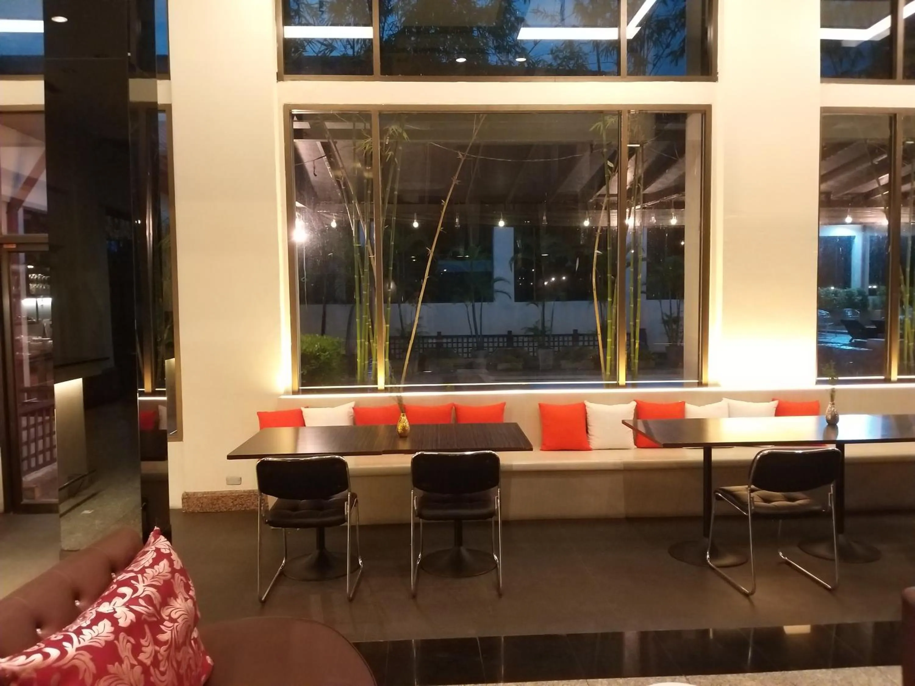 Lobby or reception in Songphanburi Hotel