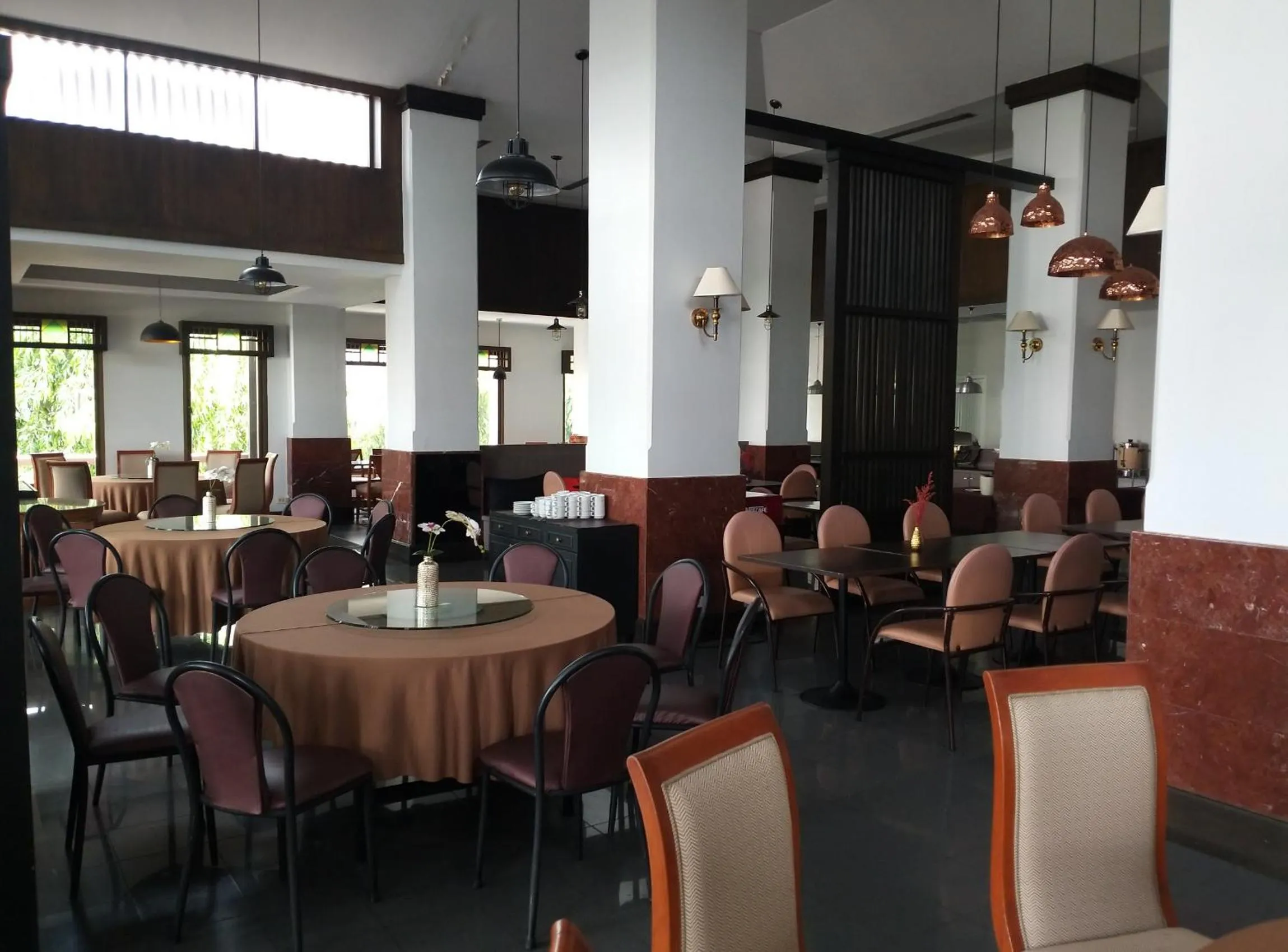 Restaurant/places to eat in Songphanburi Hotel