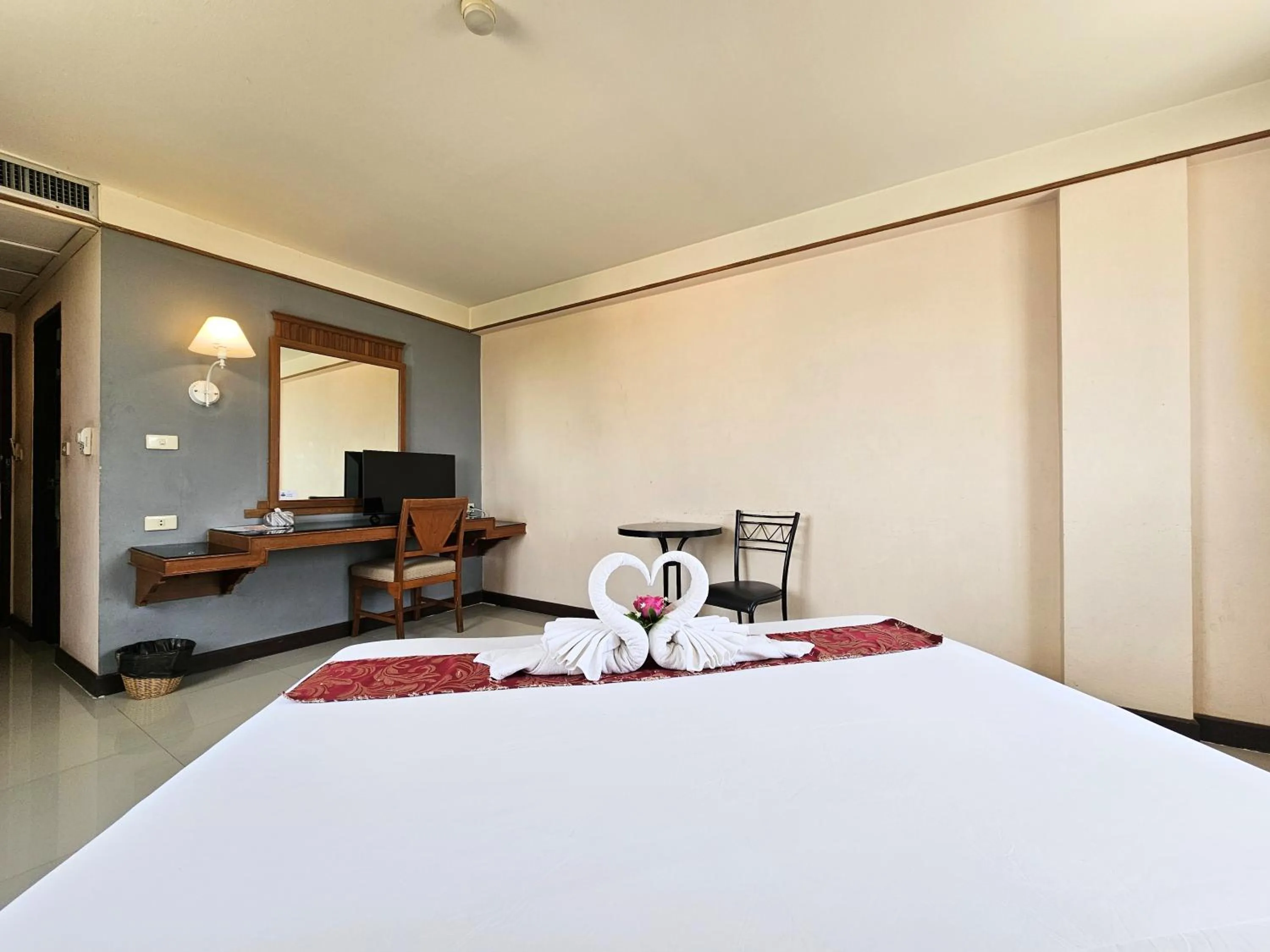 Bed in Songphanburi Hotel