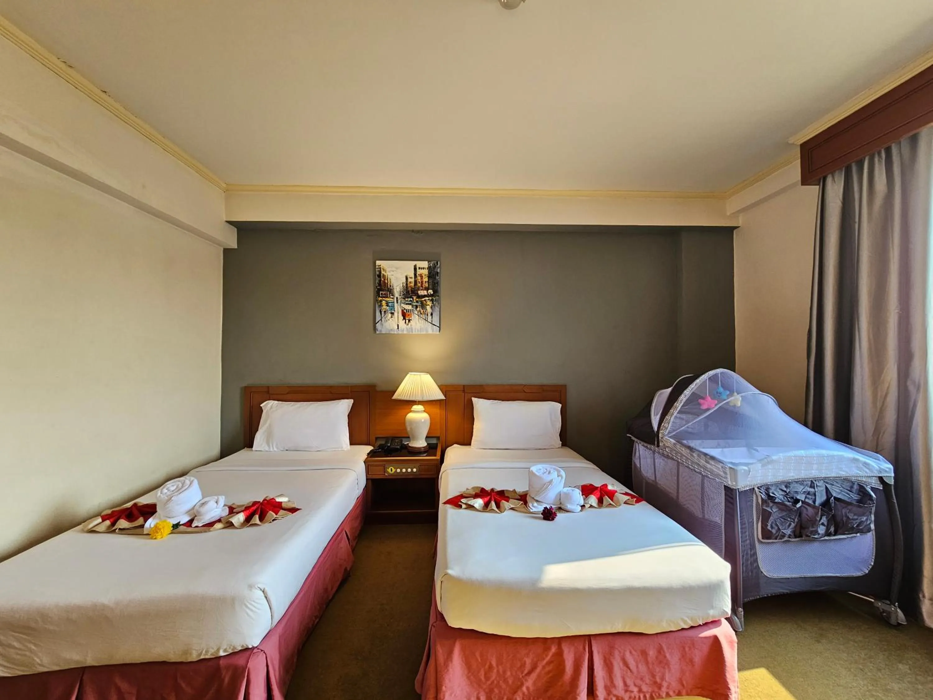 Bedroom, Bed in Songphanburi Hotel