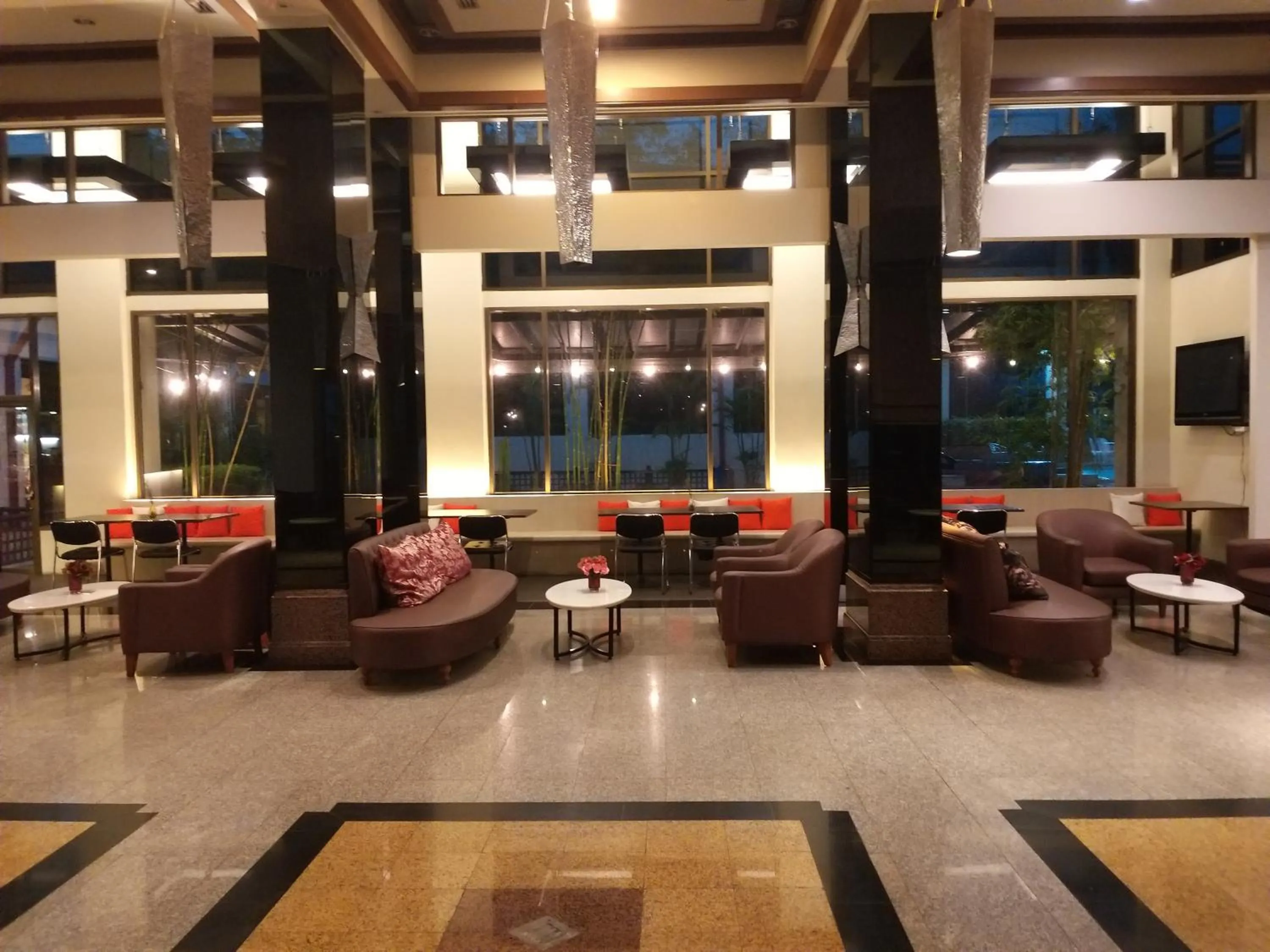 Lobby or reception in Songphanburi Hotel