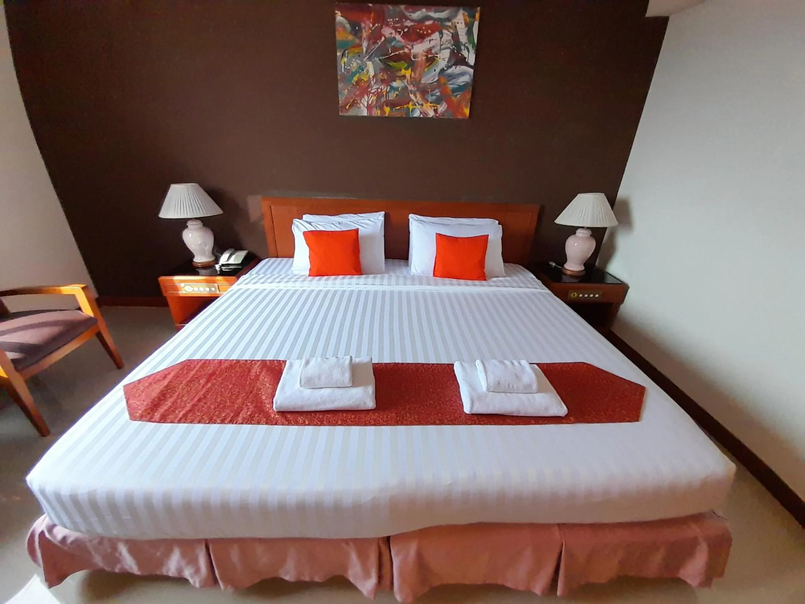 Bedroom, Bed in Songphanburi Hotel