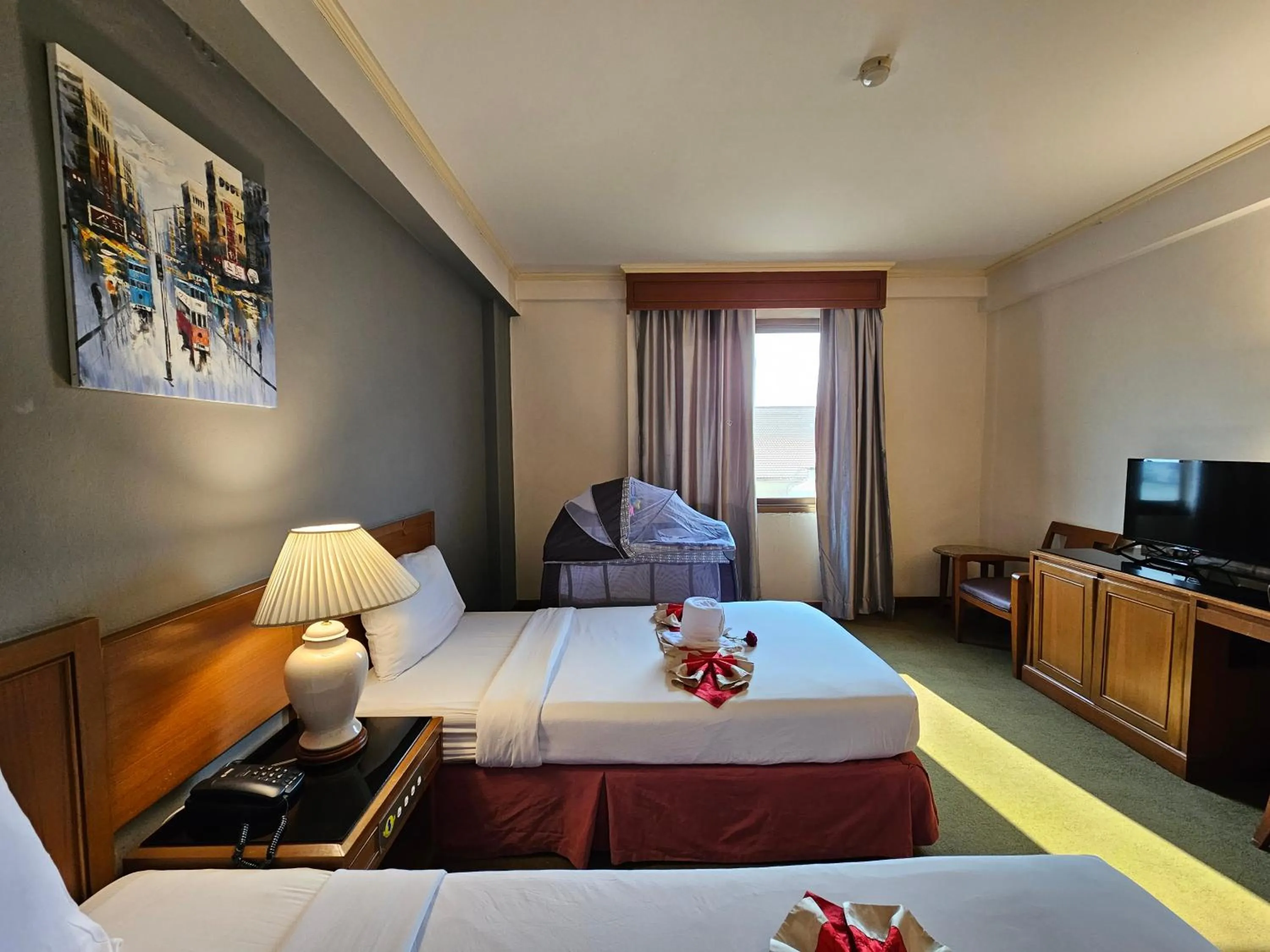 Bedroom, Bed in Songphanburi Hotel