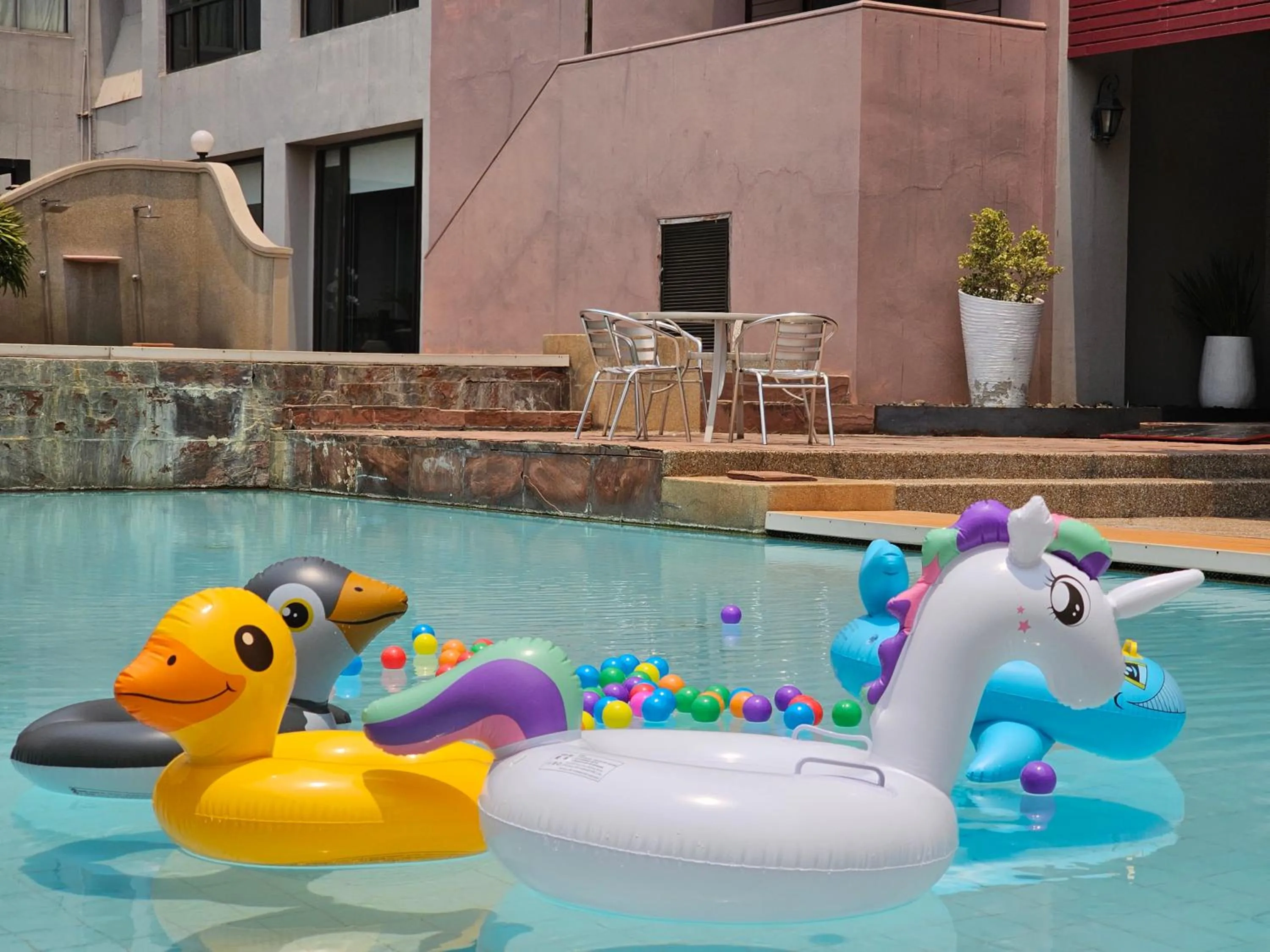 Swimming pool in Songphanburi Hotel