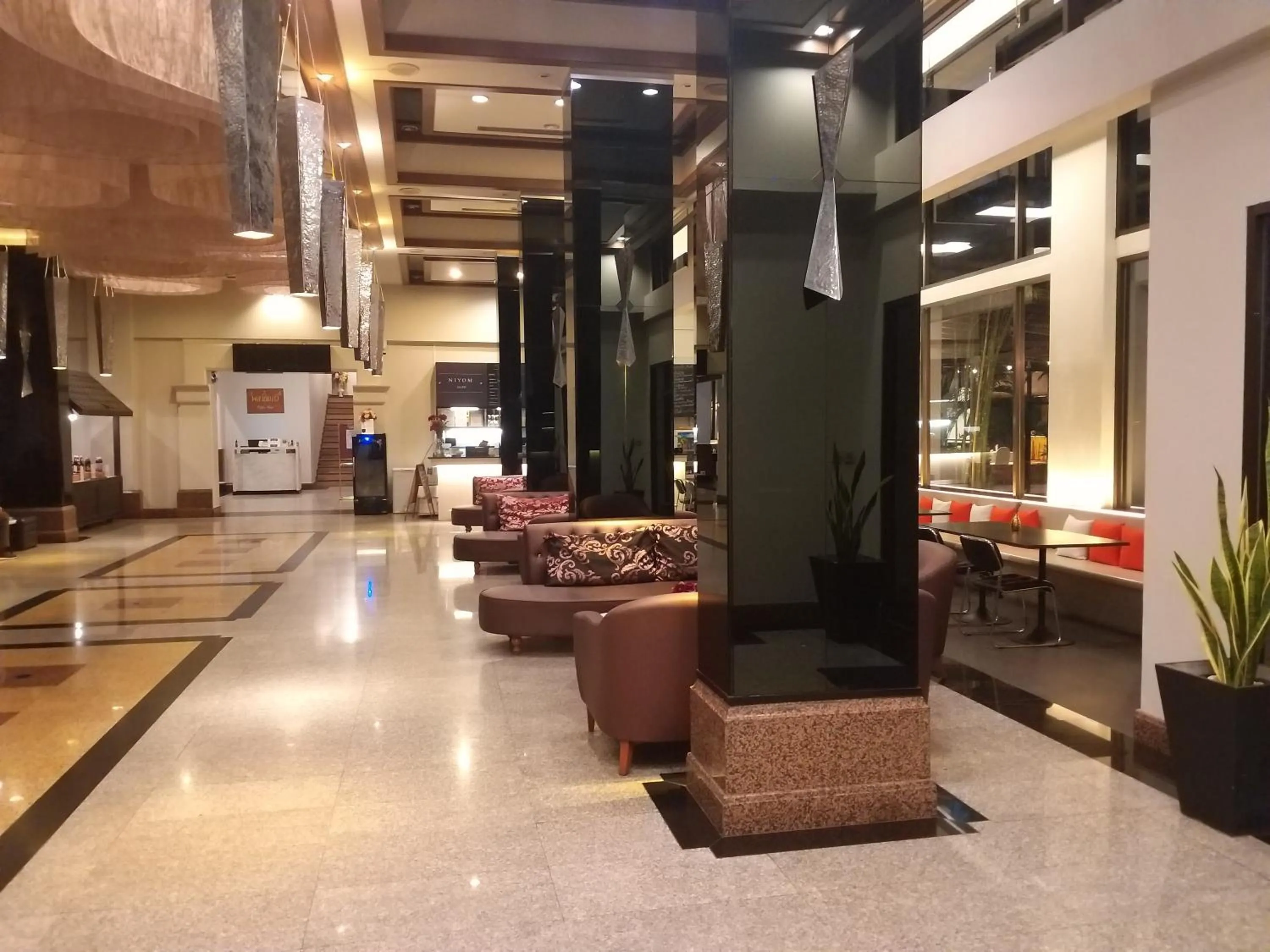Lobby or reception in Songphanburi Hotel