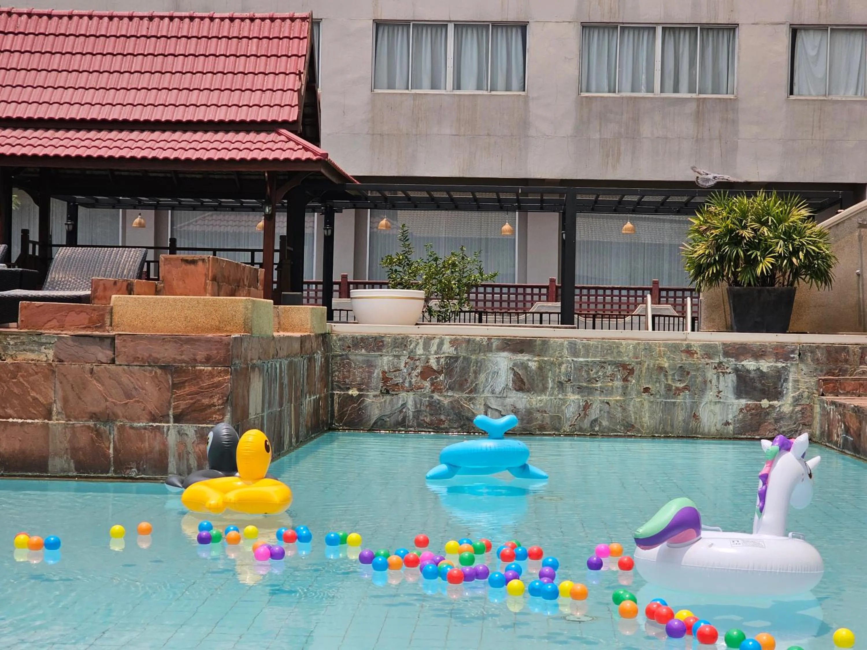 Swimming pool in Songphanburi Hotel