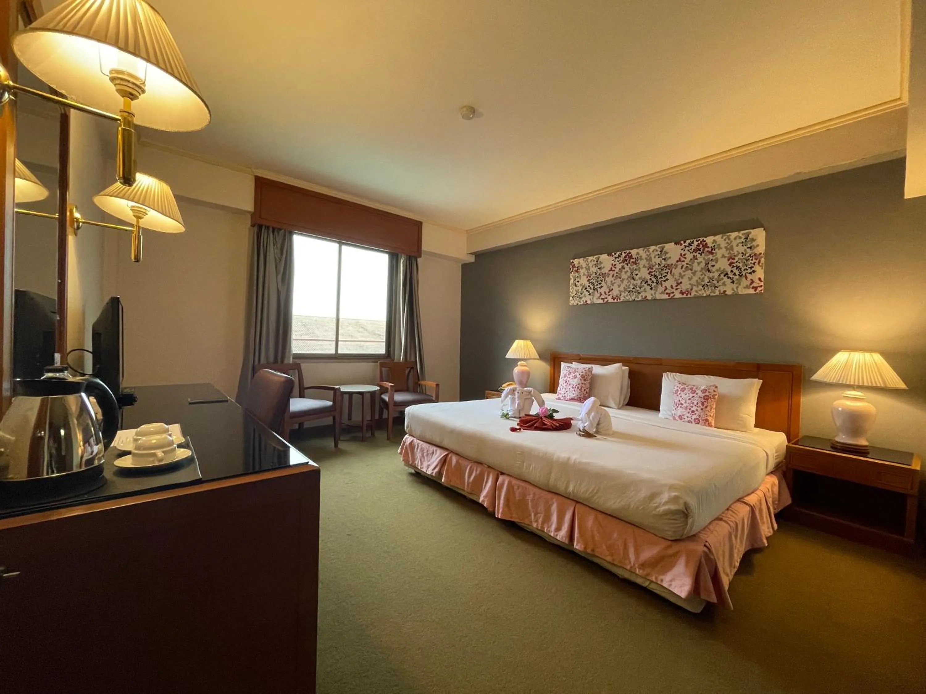 Bedroom, Bed in Songphanburi Hotel