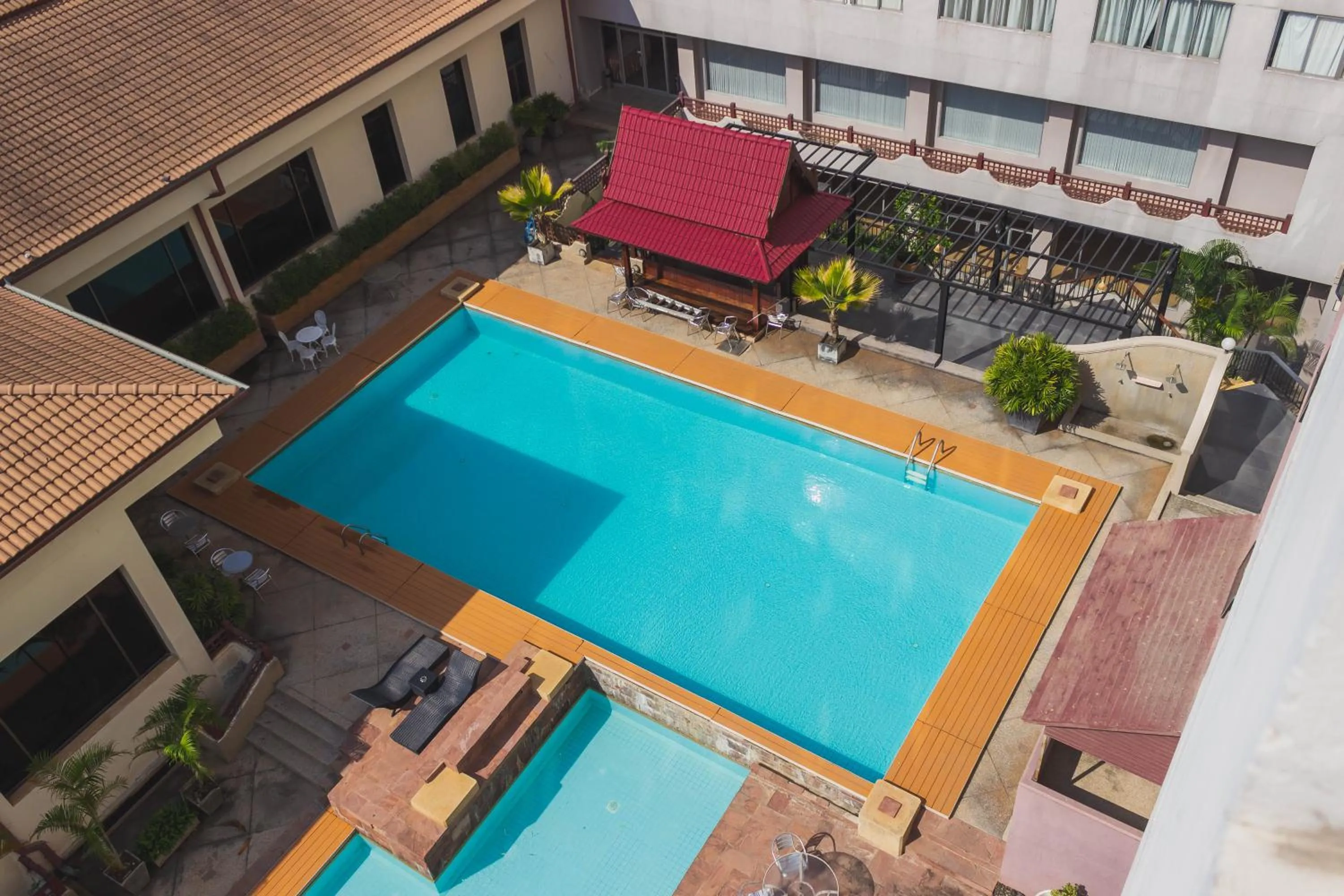 Swimming pool in Songphanburi Hotel