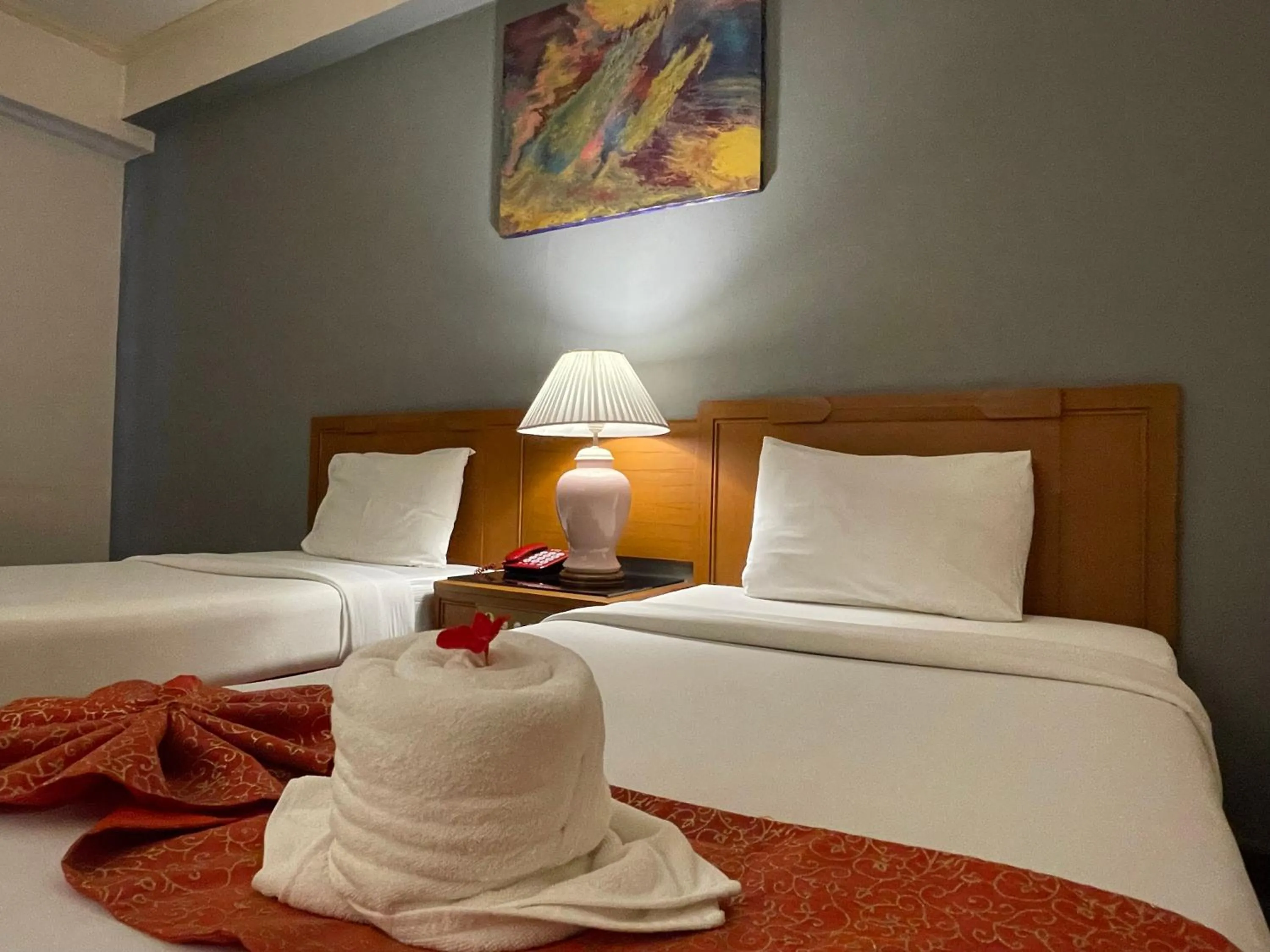 Bedroom, Bed in Songphanburi Hotel
