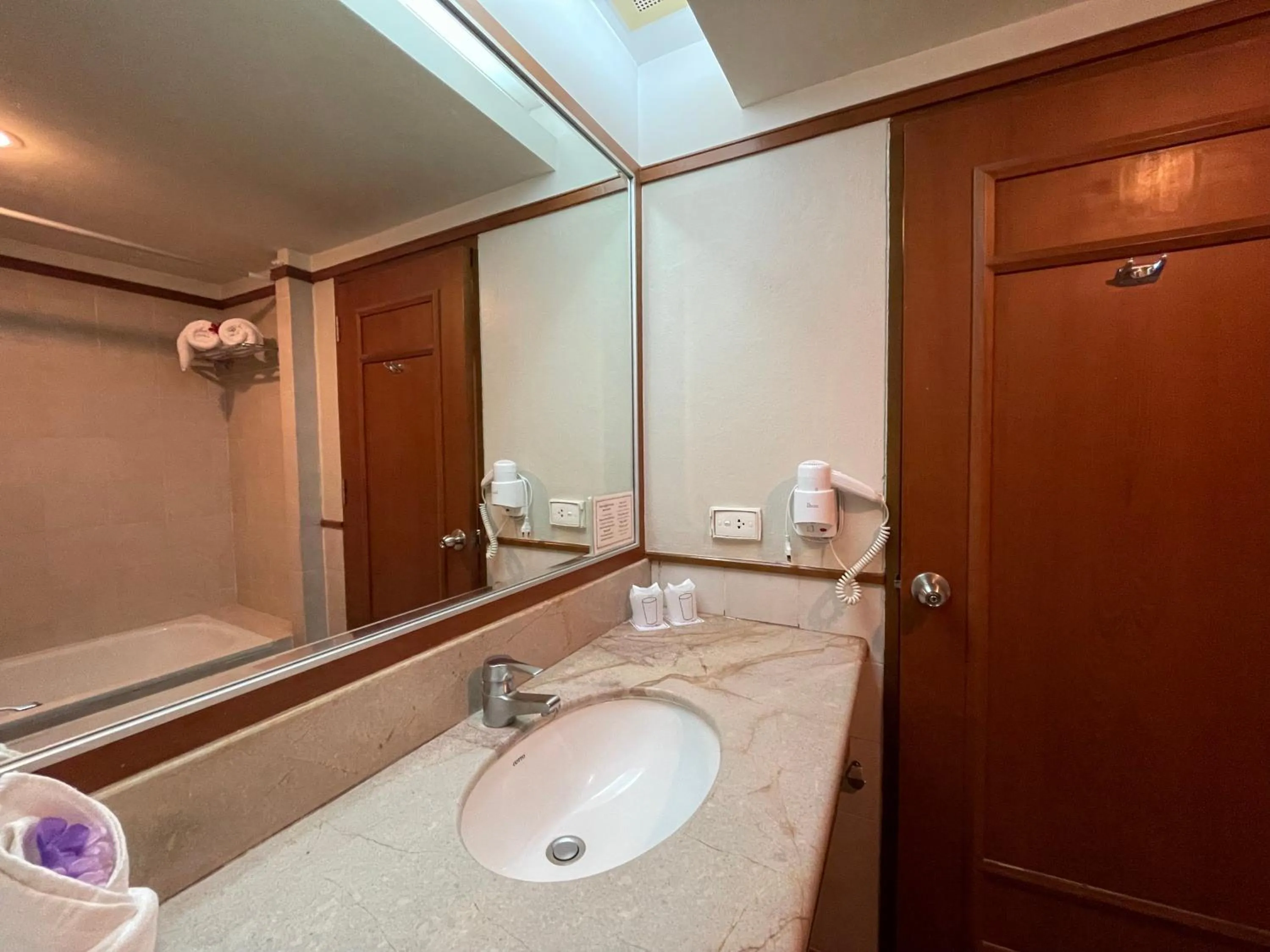 Bathroom in Songphanburi Hotel