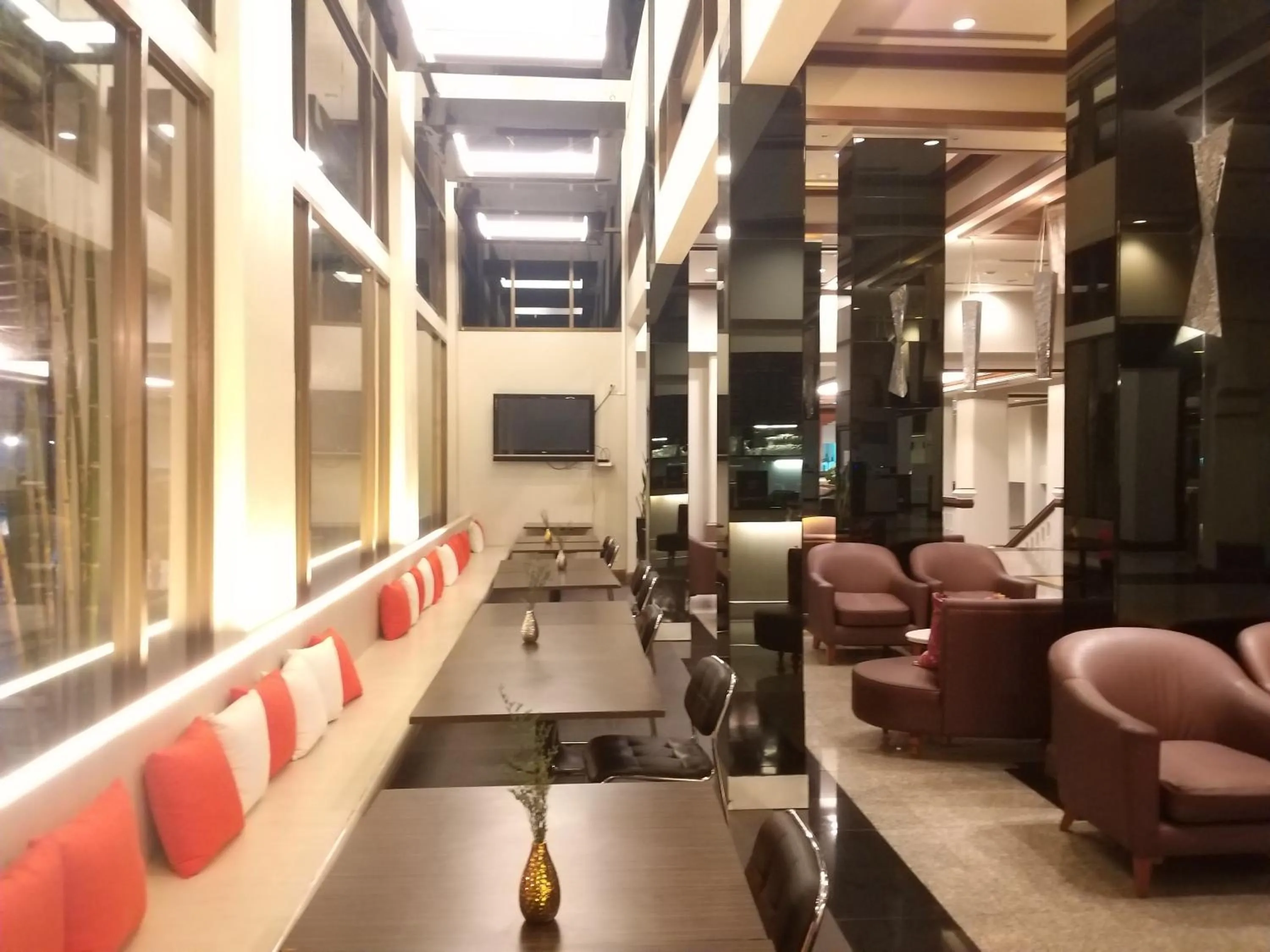 Lobby or reception in Songphanburi Hotel