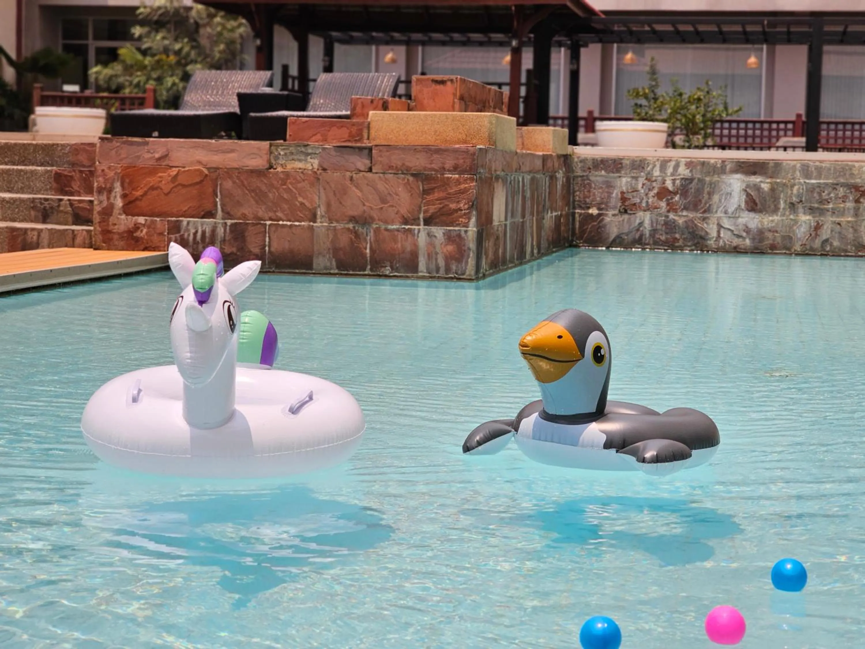 Swimming pool in Songphanburi Hotel