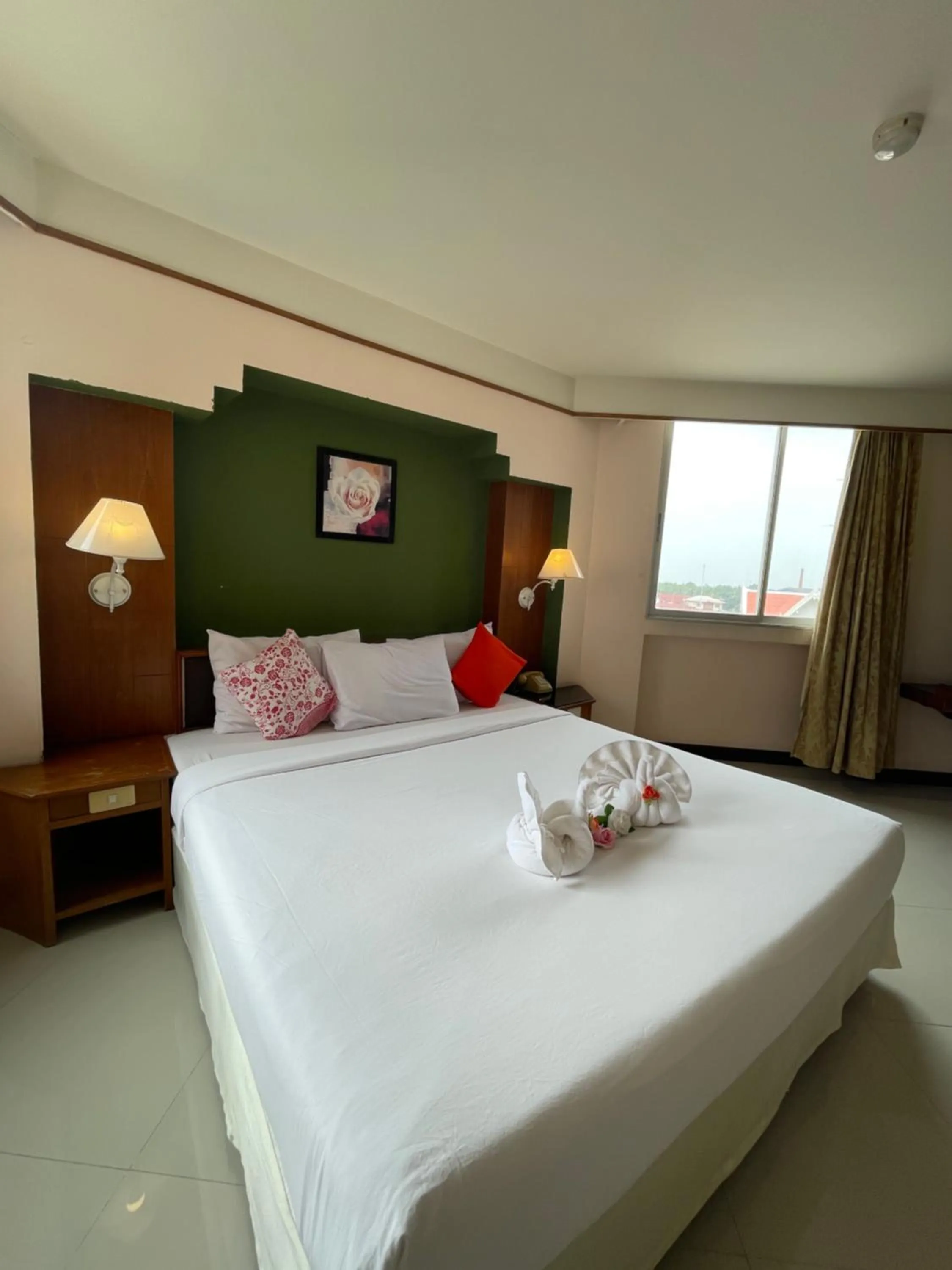 Bed in Songphanburi Hotel