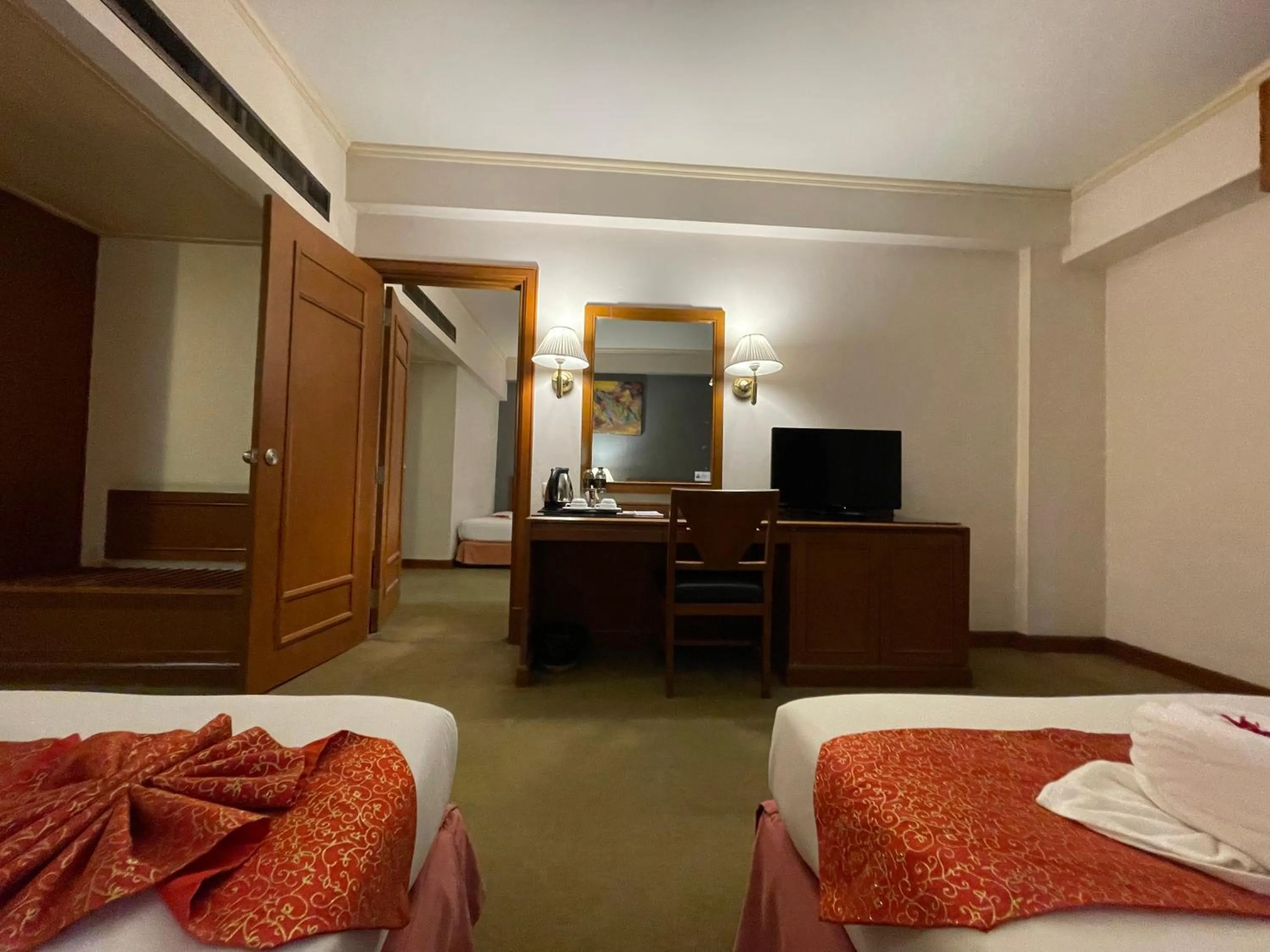 Bedroom, Bed in Songphanburi Hotel