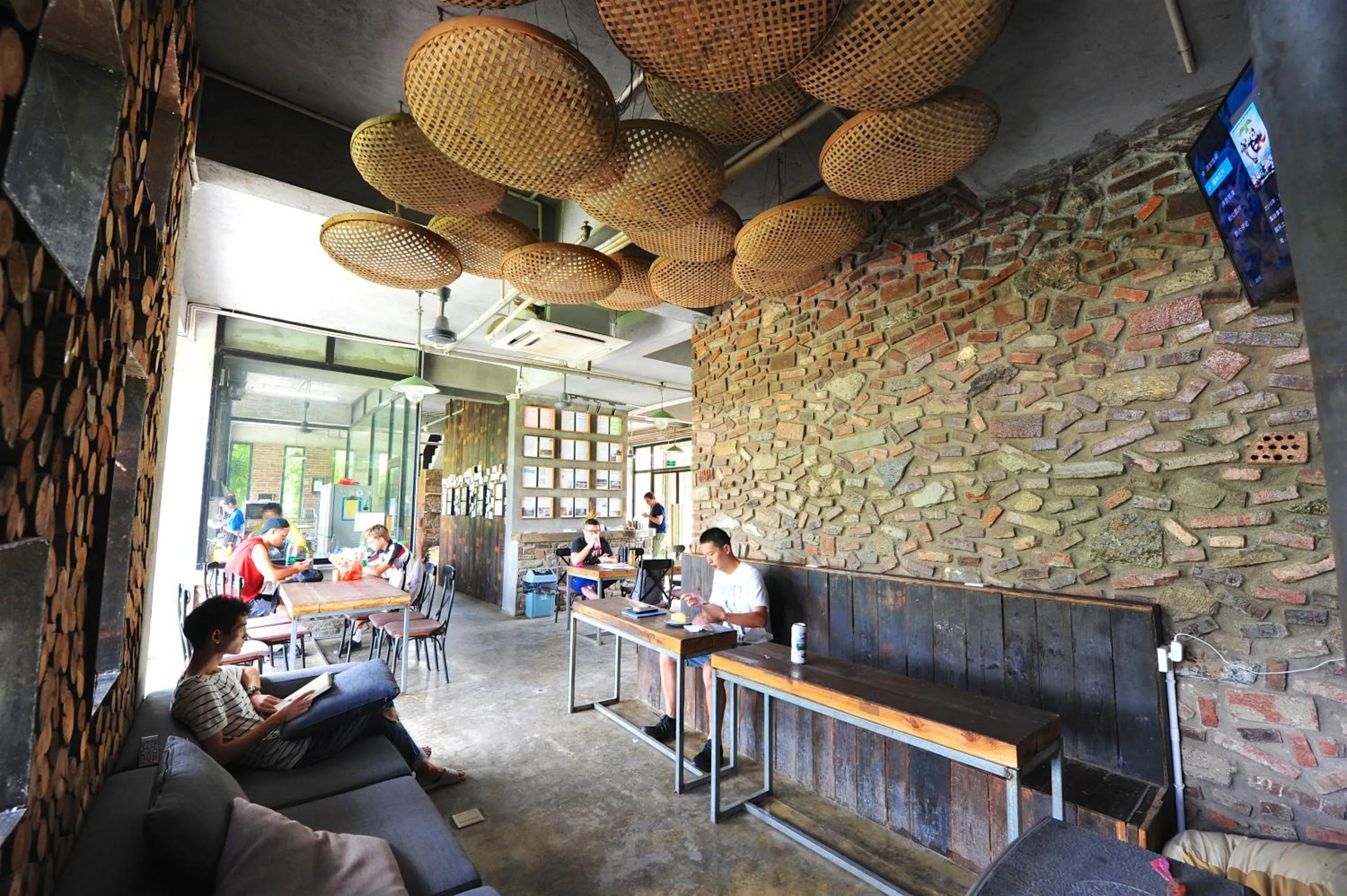 Library in Yangshuo Sudder Street Guesthouse