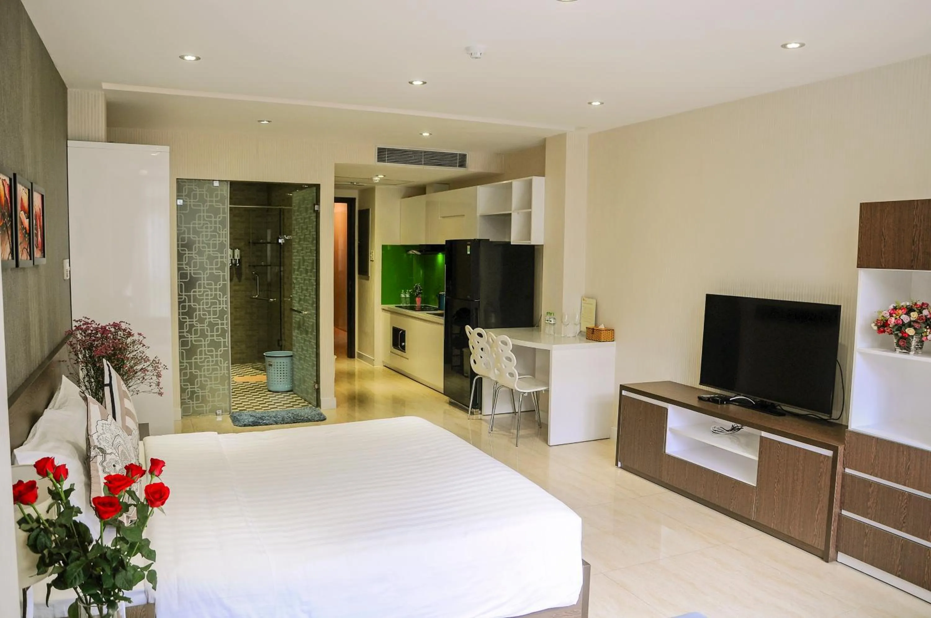 Shower, Bed in Sunny Serviced Apartment