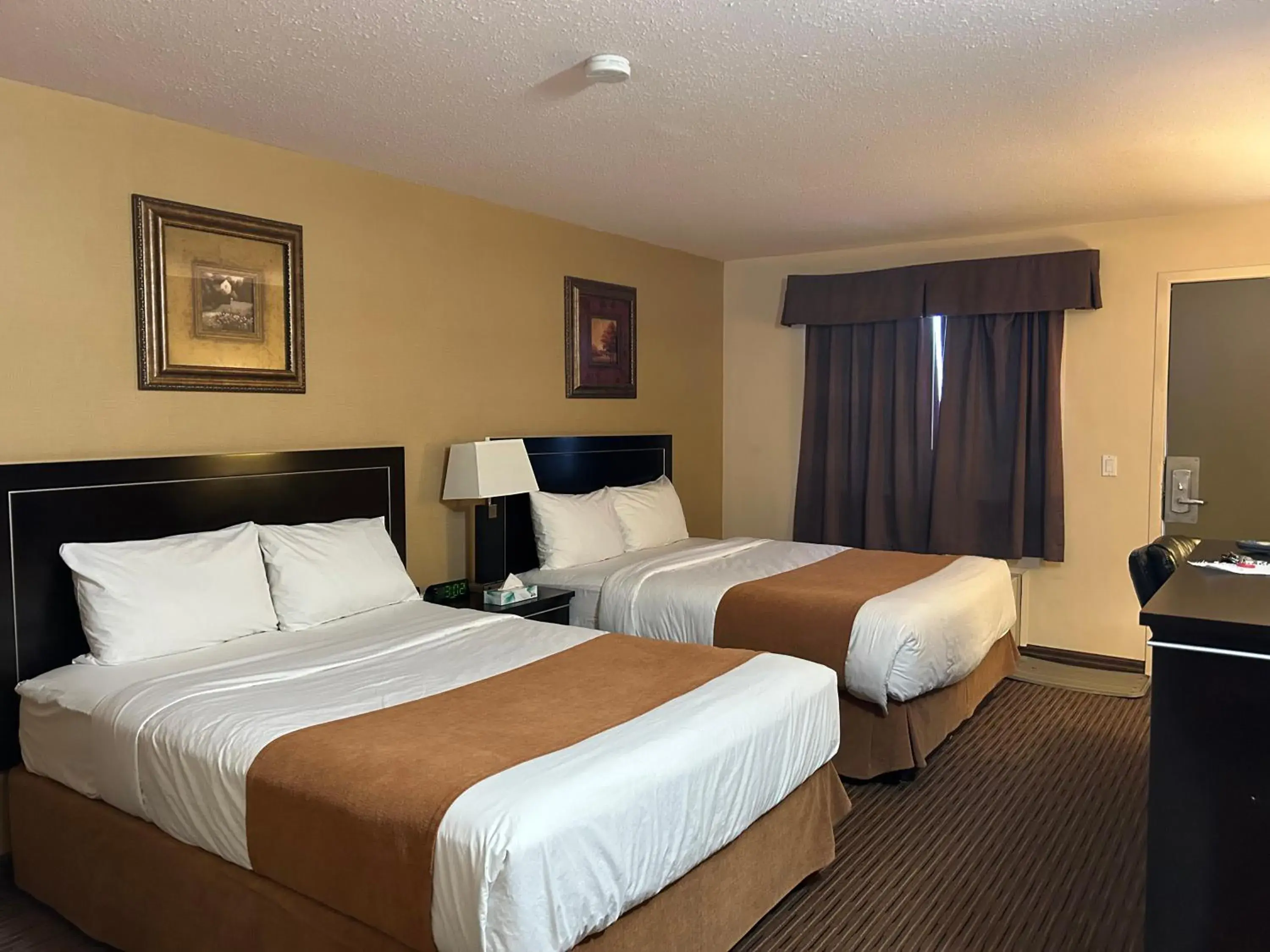 Queen Room with Two Queen Beds - Smoking in Travelodge by Wyndham Valleyview AB Queen Room with Two Queen Beds - Smoking in Travelodge by Wyndham Valleyview AB